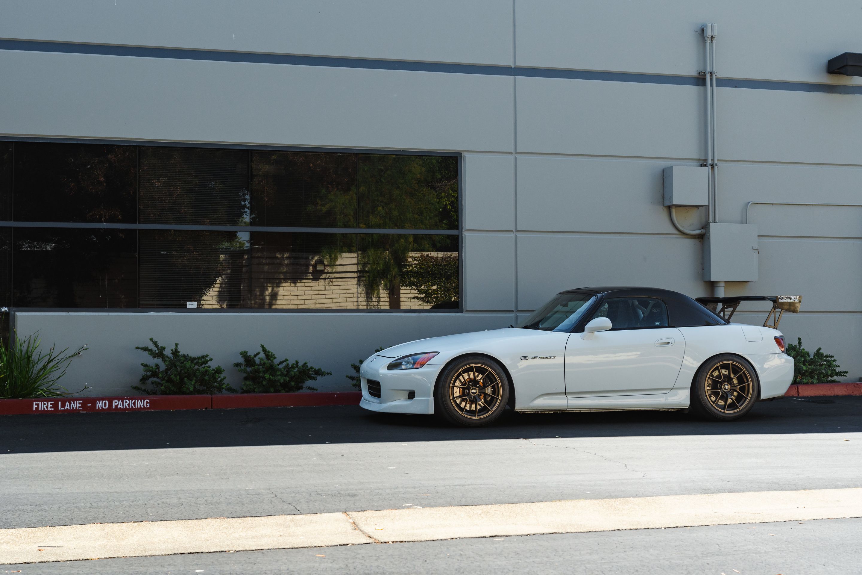 White Honda S2000 with 17" VS-5RS Apex wheels in Satin Bronze