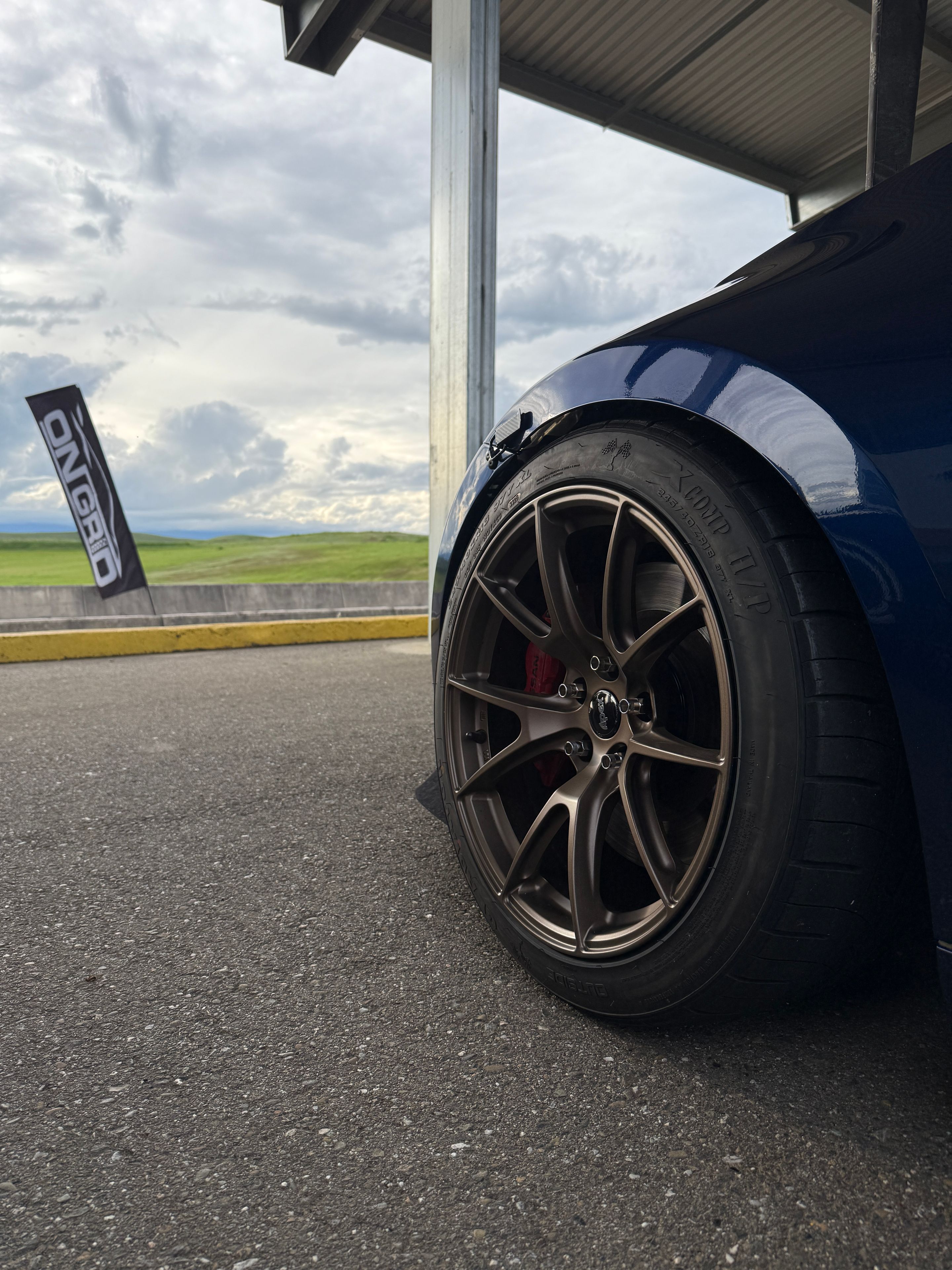 Blue Nissan 370Z with 18" VS-5 Apex wheels in Satin Bronze