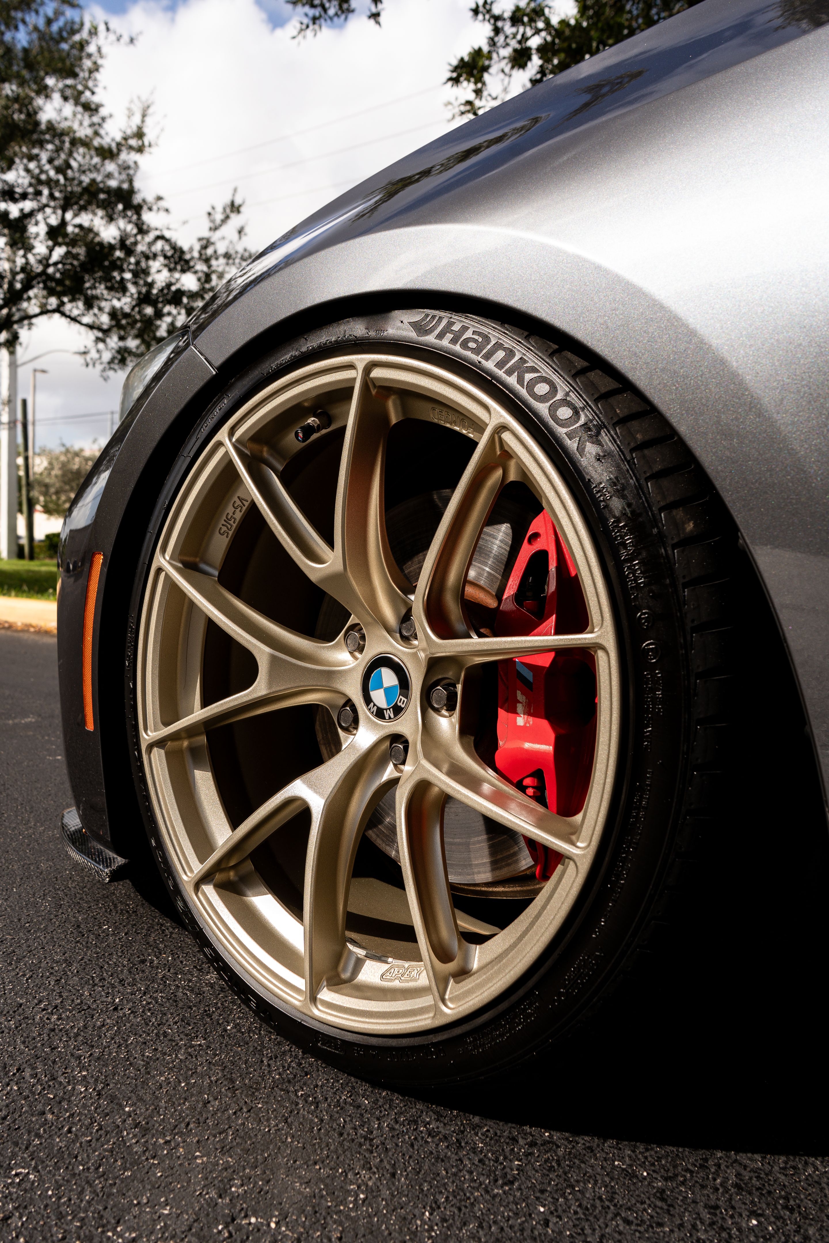 Grey BMW G20 Sedan 3 Series with 19" VS-5RS Apex wheels in Motorsport Gold