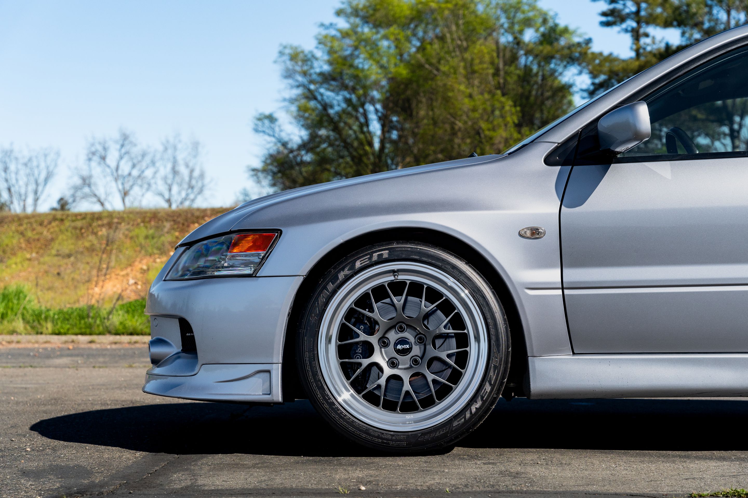 Silver Mitsubishi Lancer Evolution IX with 18" ML-10RT Apex wheels in Machined Lip Anthracite