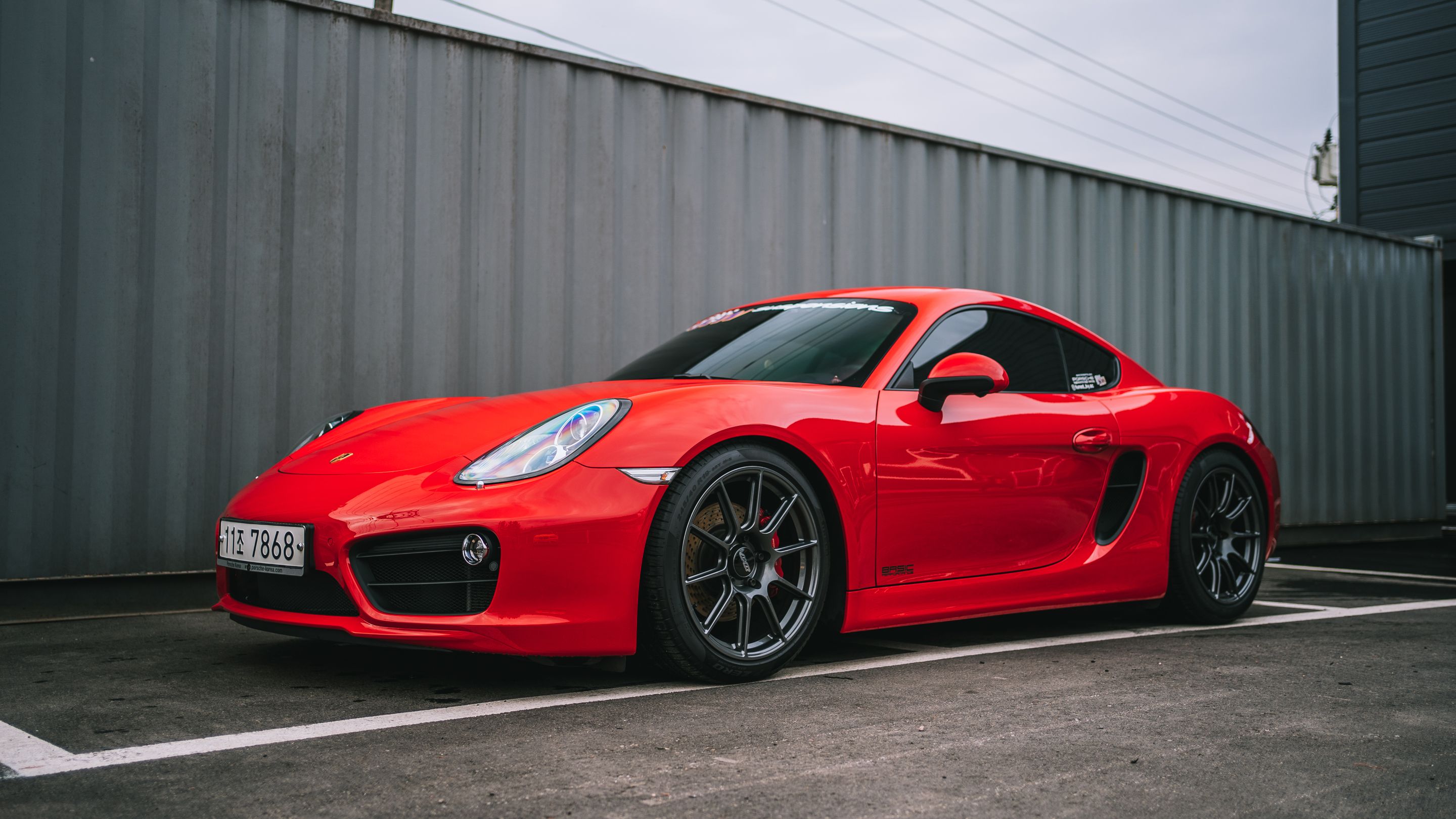 Red Porsche 981 Cayman S with 19" SM-10 Apex wheels in Anthracite