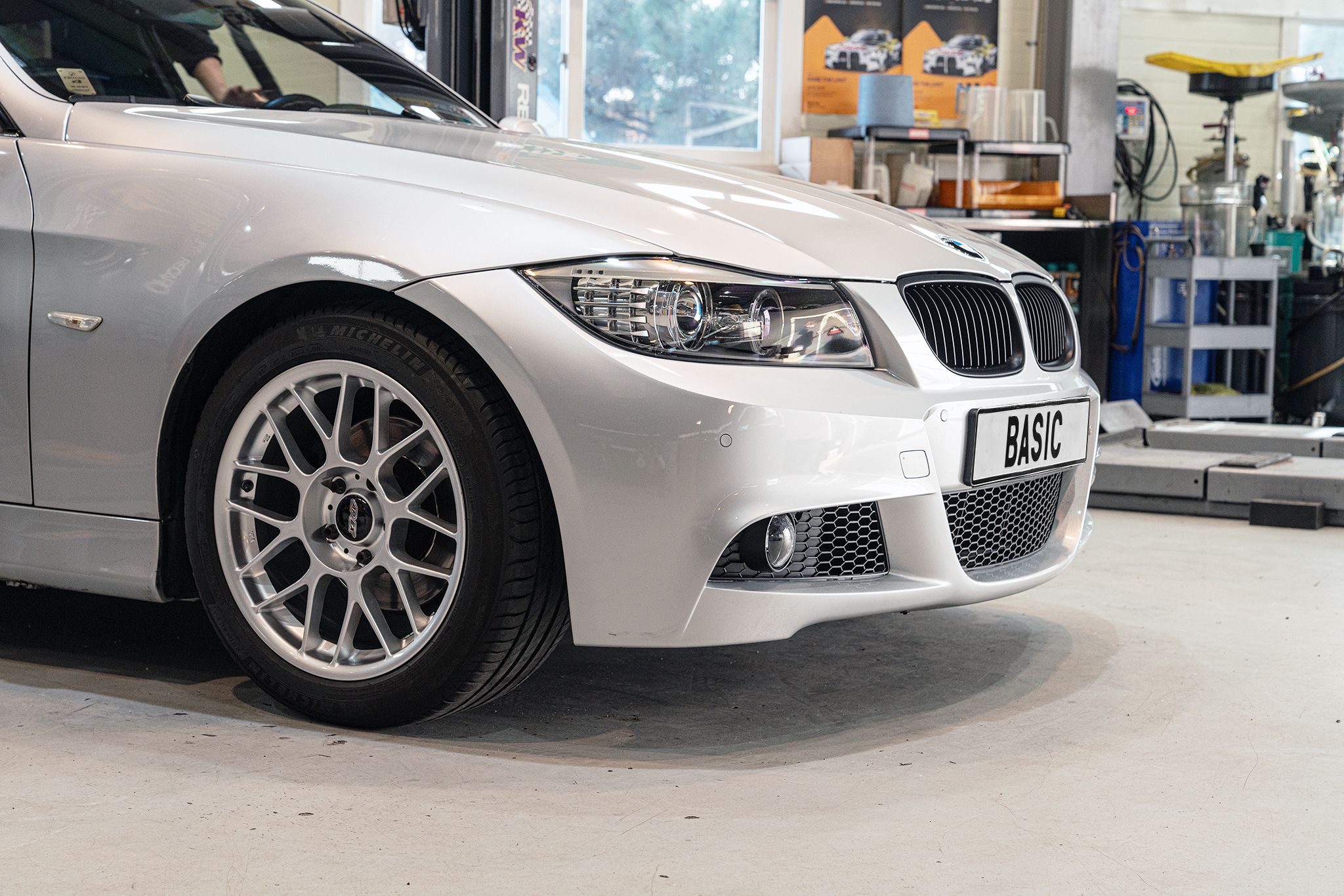 Silver BMW E90 Sedan 3 Series with 17" ARC-8 Apex wheels in Hyper Silver