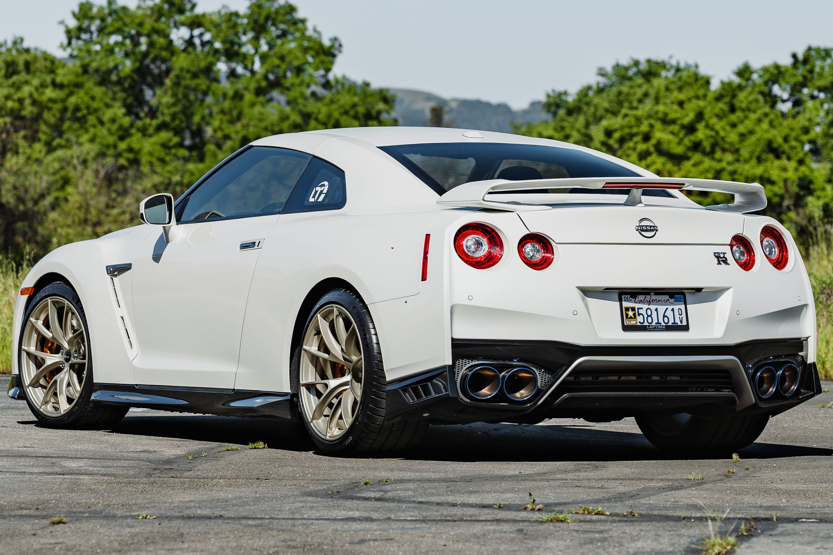White Nissan R35 GT-R Base with 20" VS-5RS Apex wheels in Motorsport Gold