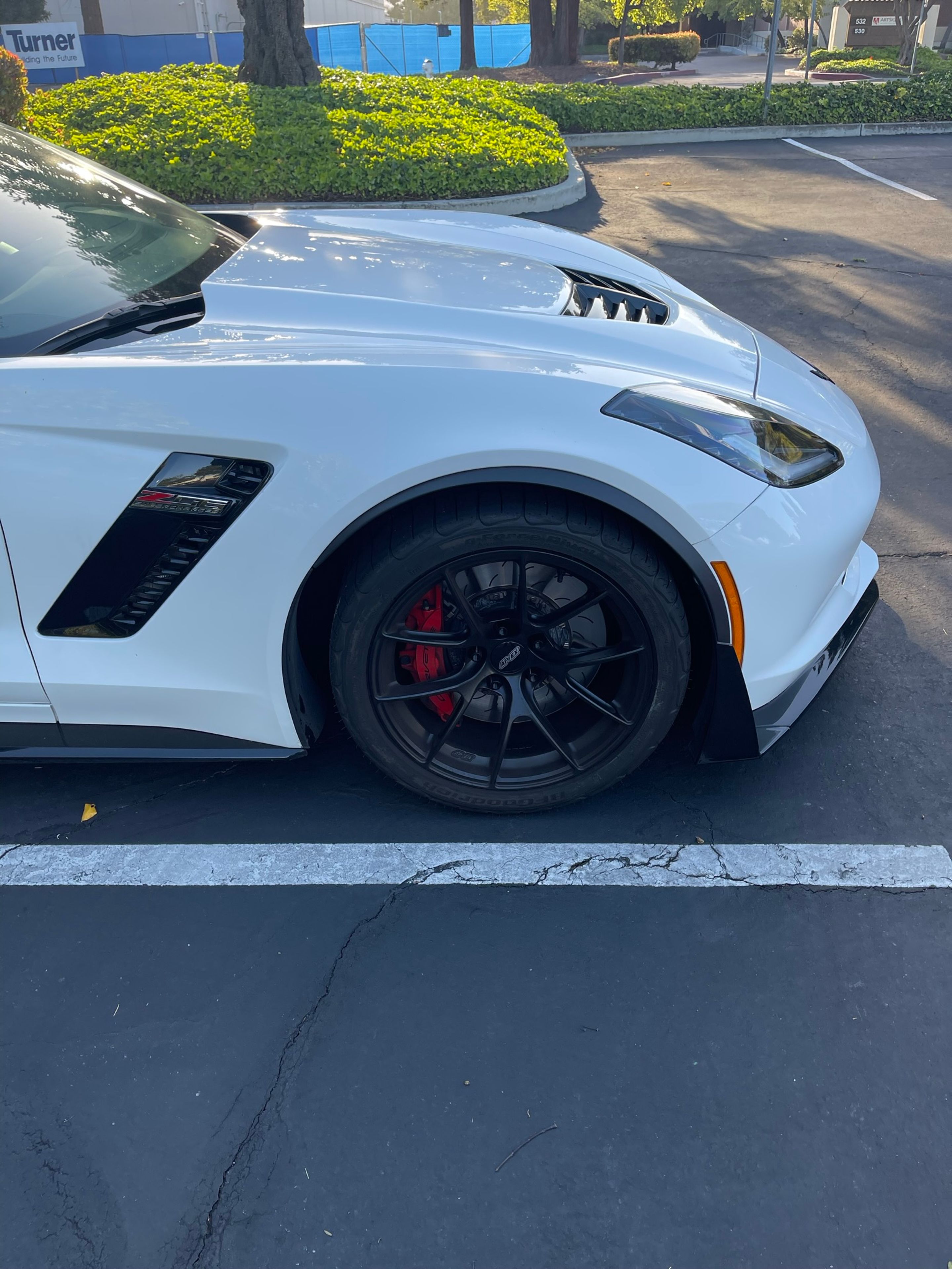 White Chevrolet C7 Corvette Z06 with 18" VS-5RS Apex wheels in Satin Black