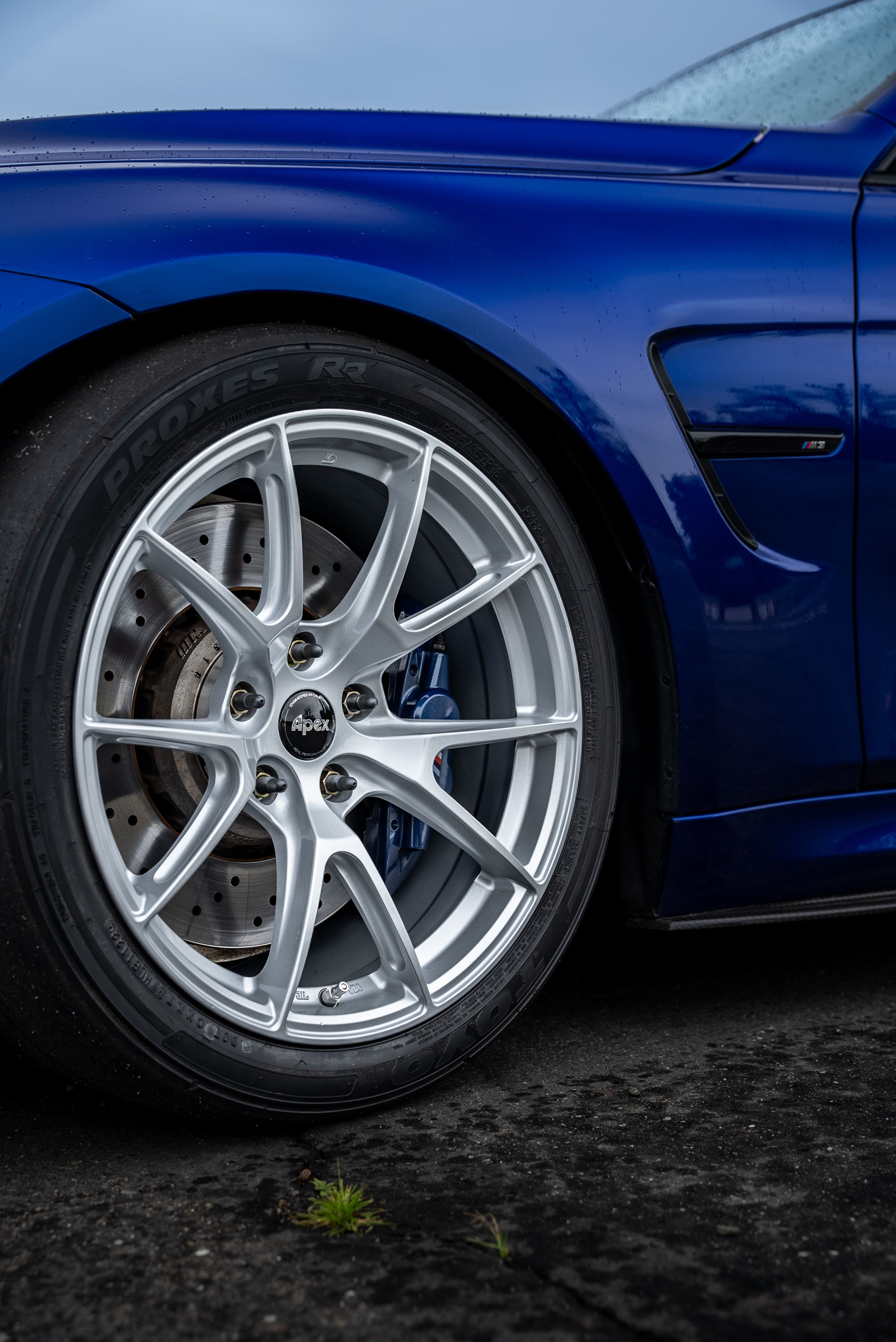 Blue BMW F80 M3 with 18" VS-5 Apex wheels in Race Silver