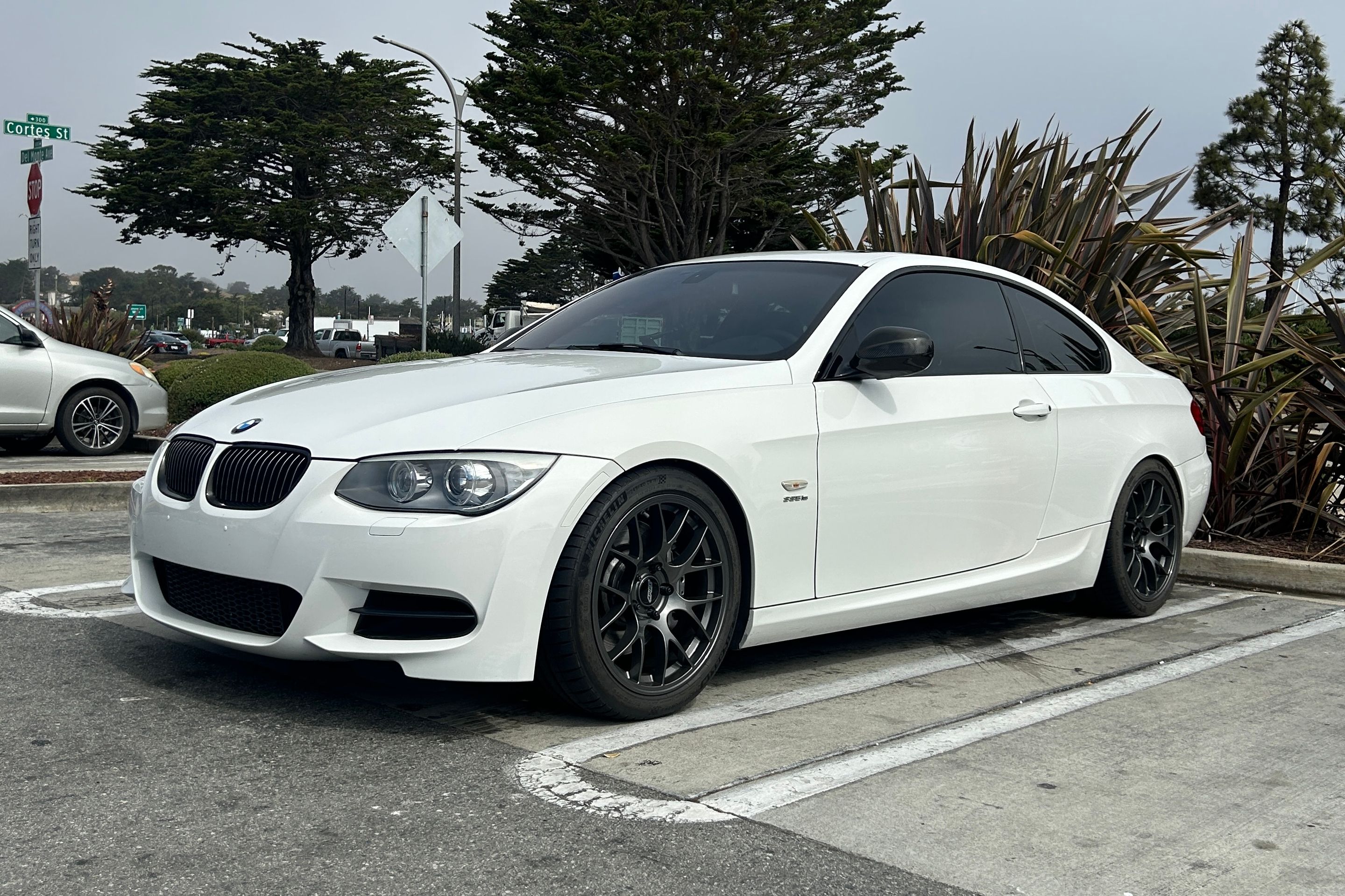 White BMW E92 Coupe 3 Series with 18" EC-7 Apex wheels in Anthracite