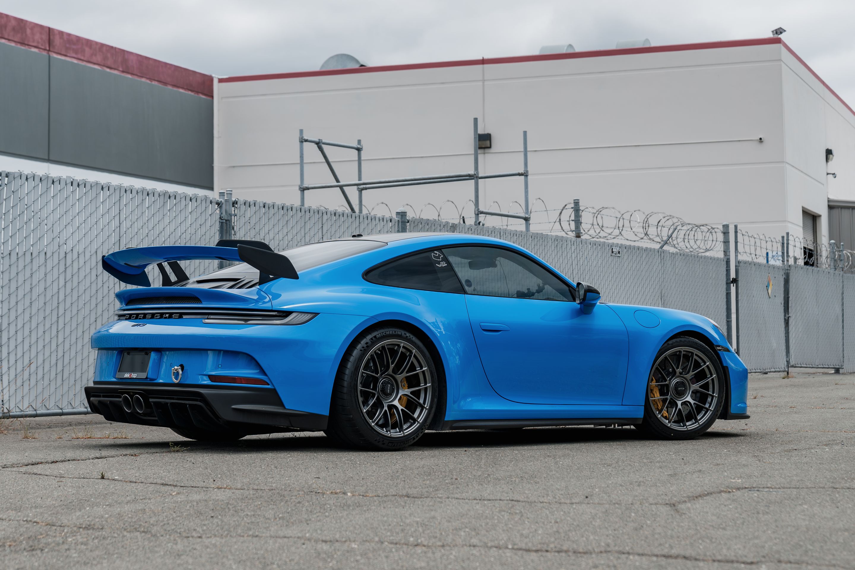 Blue Porsche 911 992.1 GT3 with 19" EC-7RS Apex wheels in Anthracite