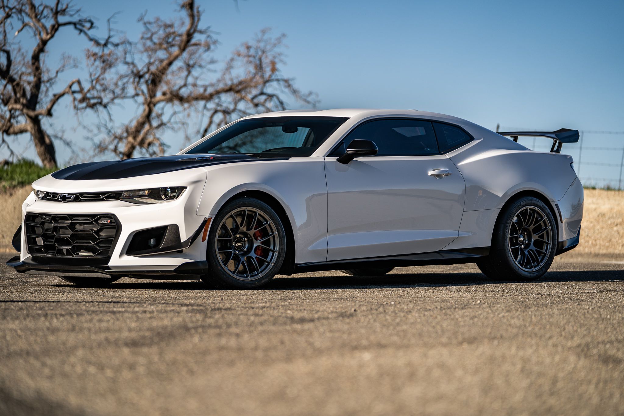 White Chevrolet 6th Gen Camaro ZL1 1LE with 18" EC-7RS Apex wheels in Anthracite
