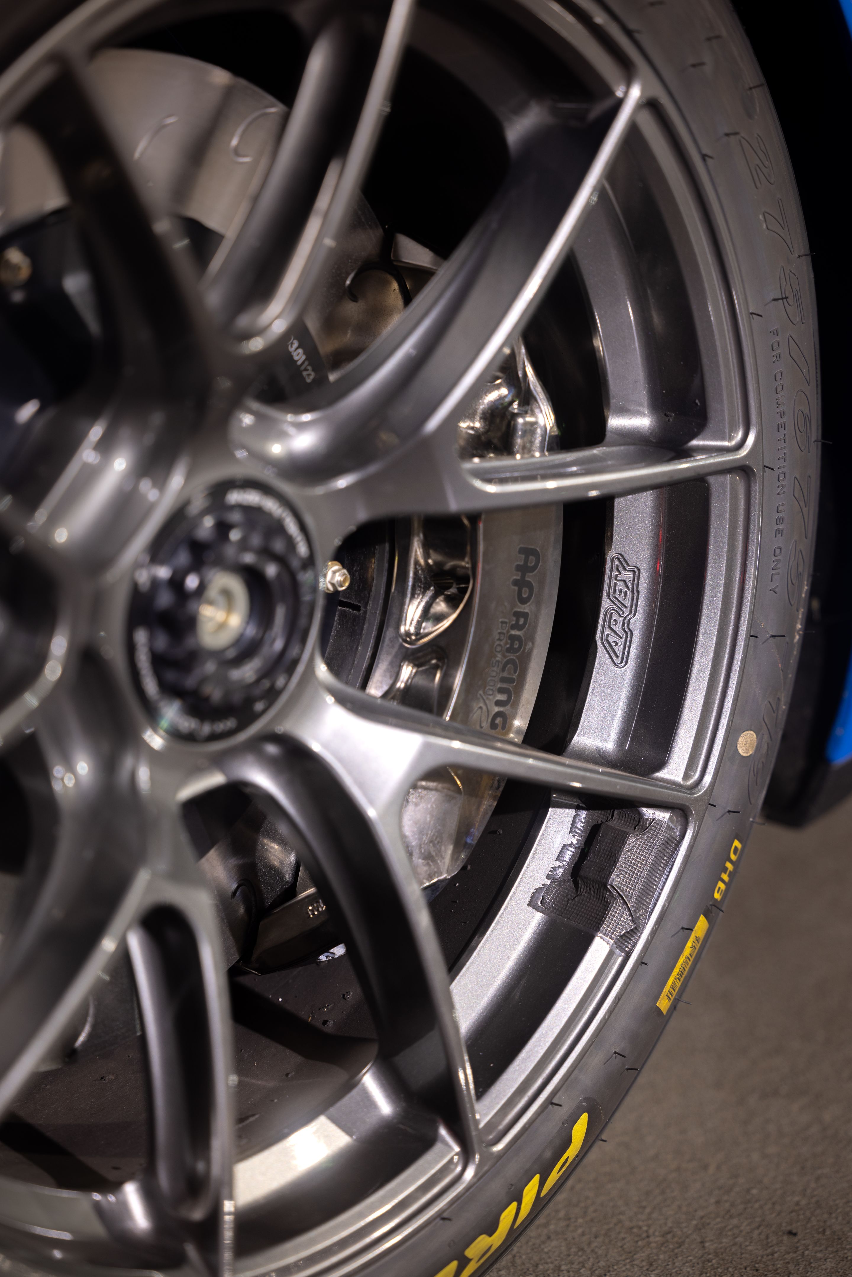 Blue Porsche 911 992.1 GT3 with 19" VS-5RS Apex wheels in Anthracite