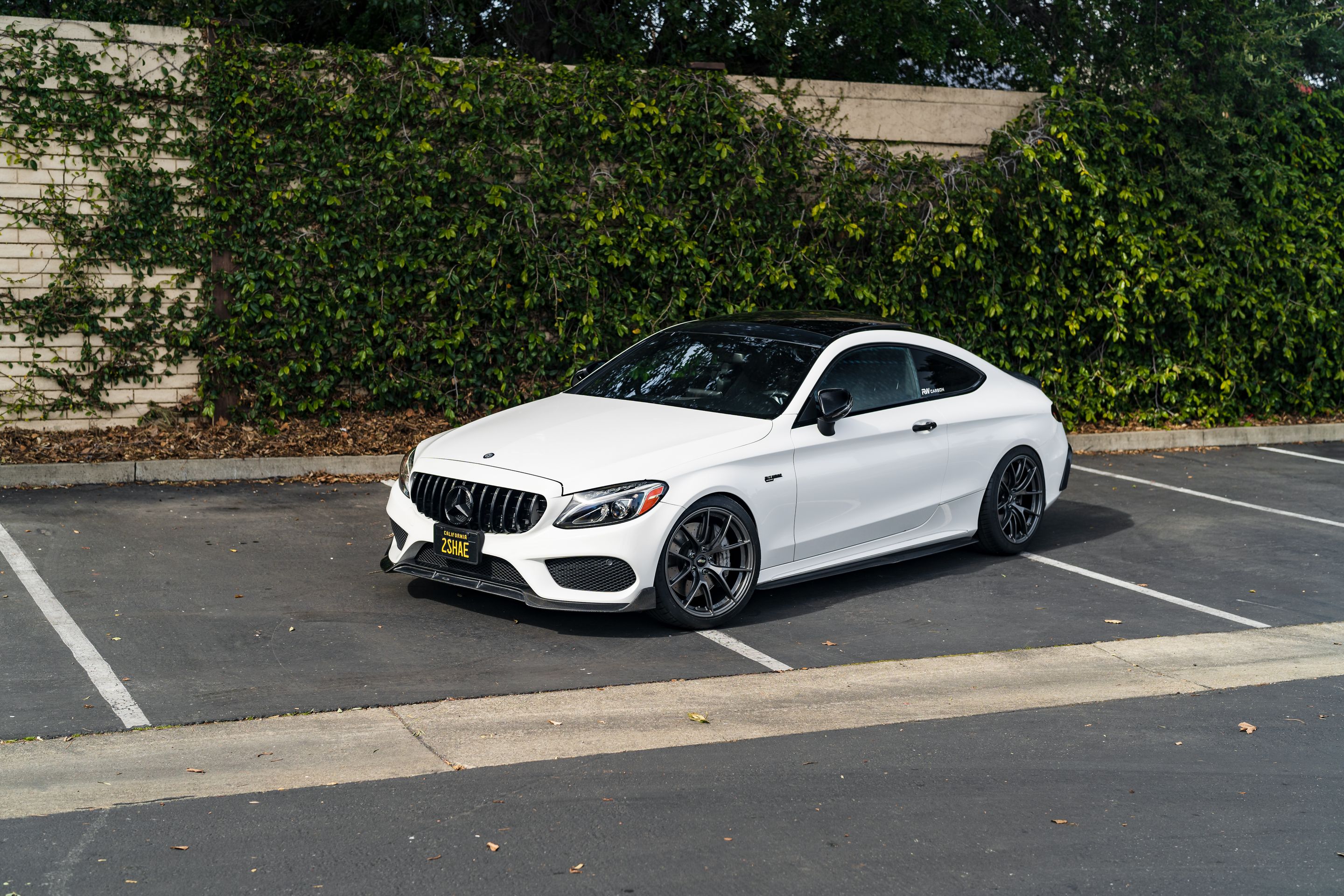 White Mercedes-Benz BR205 C-Class AMG with 19" VS-5RS Apex wheels in Anthracite