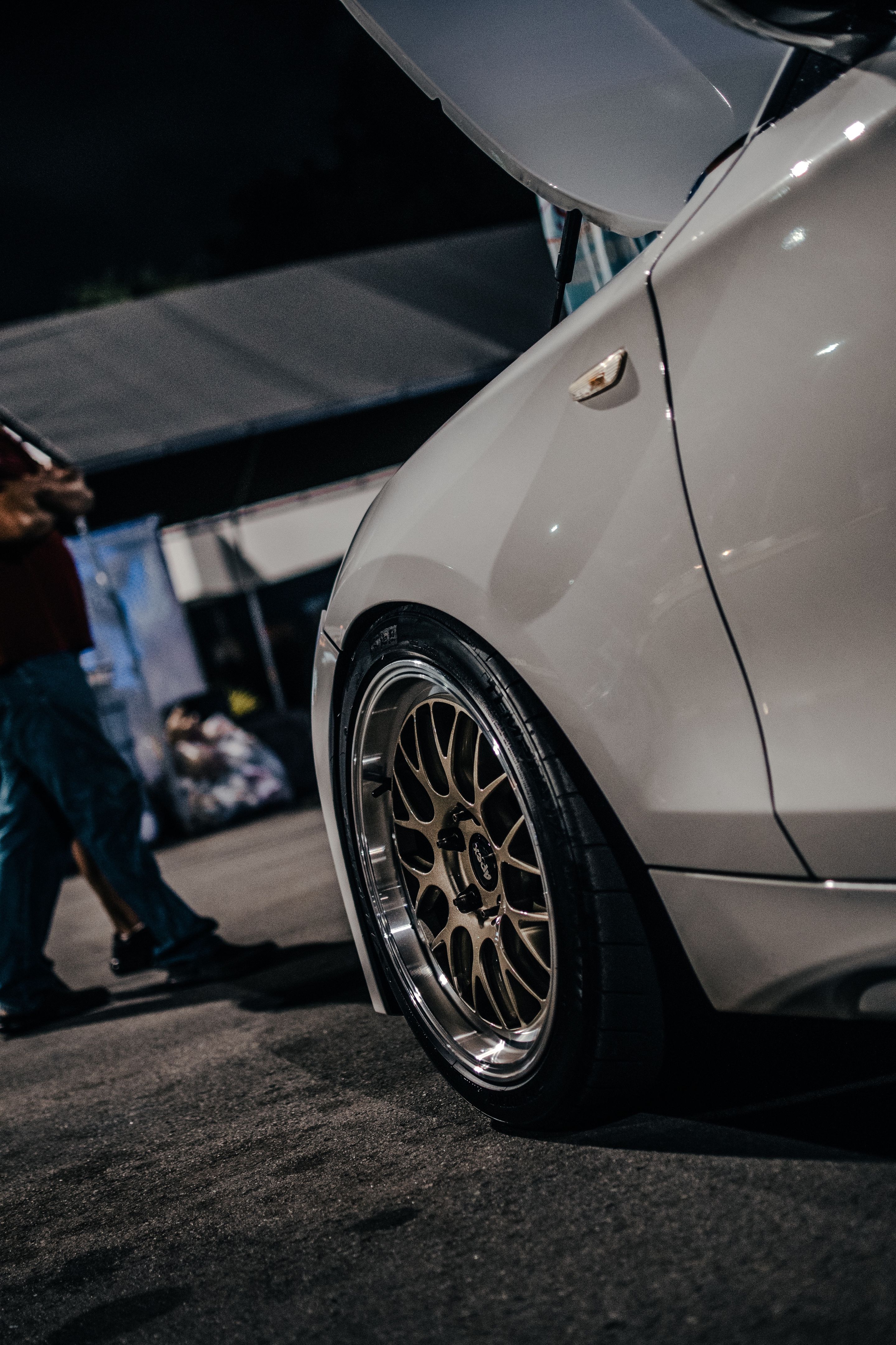 White BMW E82 Coupe 1 Series with 18" ML-10RT Apex wheels in Machined Lip Gloss Motorsport Gold