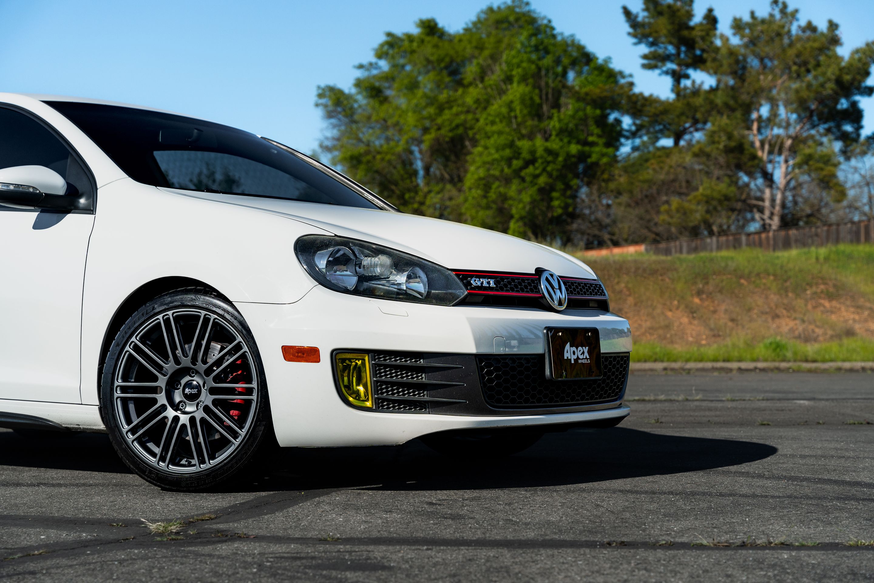 White VW MK6 GTI with 18" TC-10RT Apex wheels in Anthracite