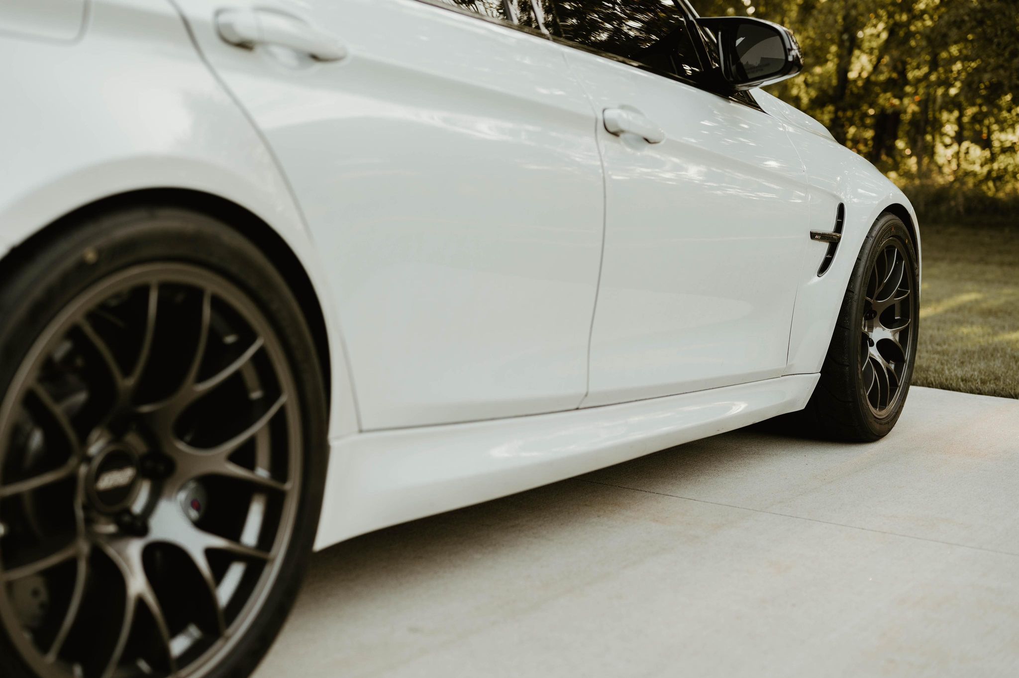 White BMW F80 M3 with 18" EC-7 Apex wheels in Anthracite