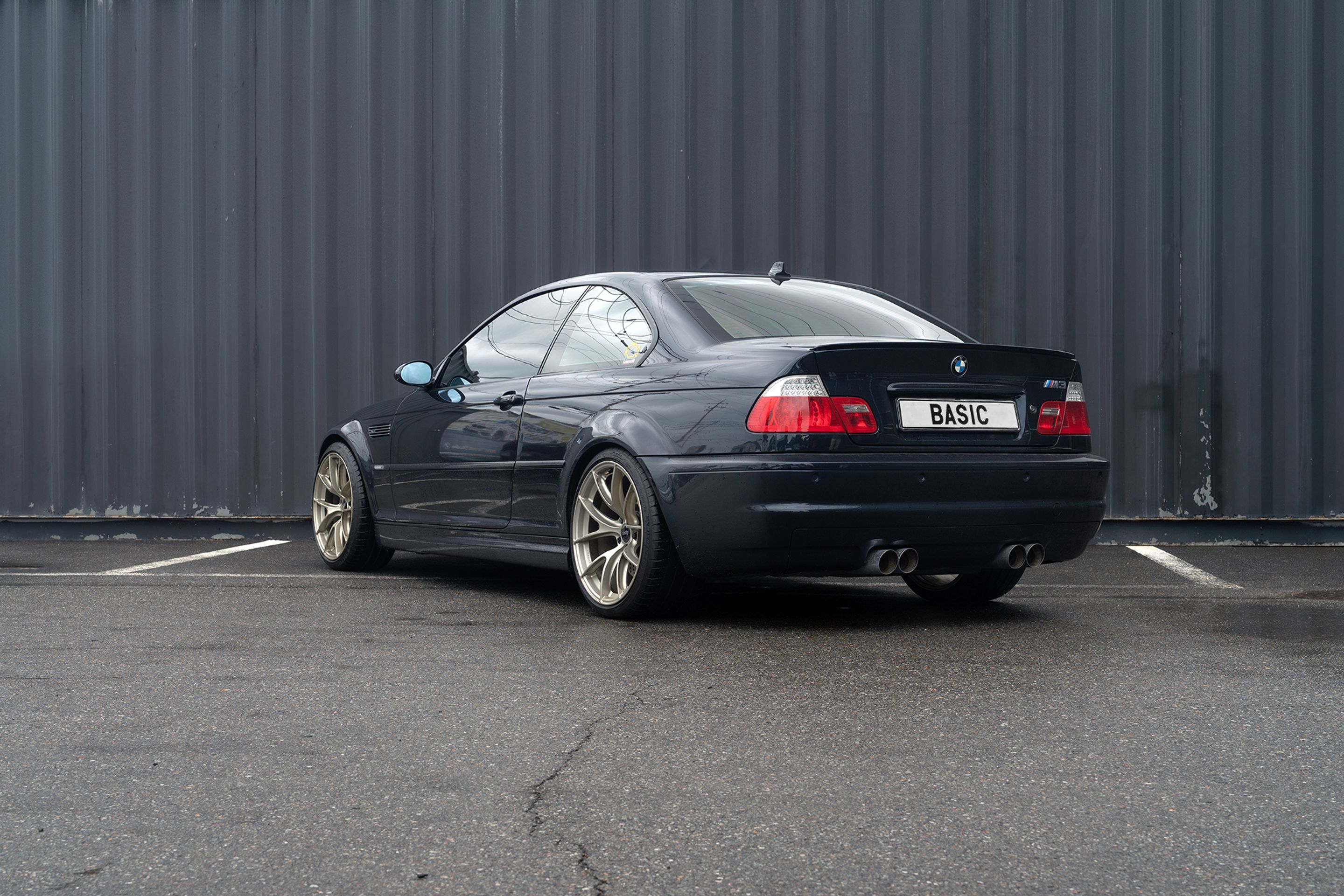 Black BMW E46 M3 with 19" VS-5RS Apex wheels in Motorsport Gold