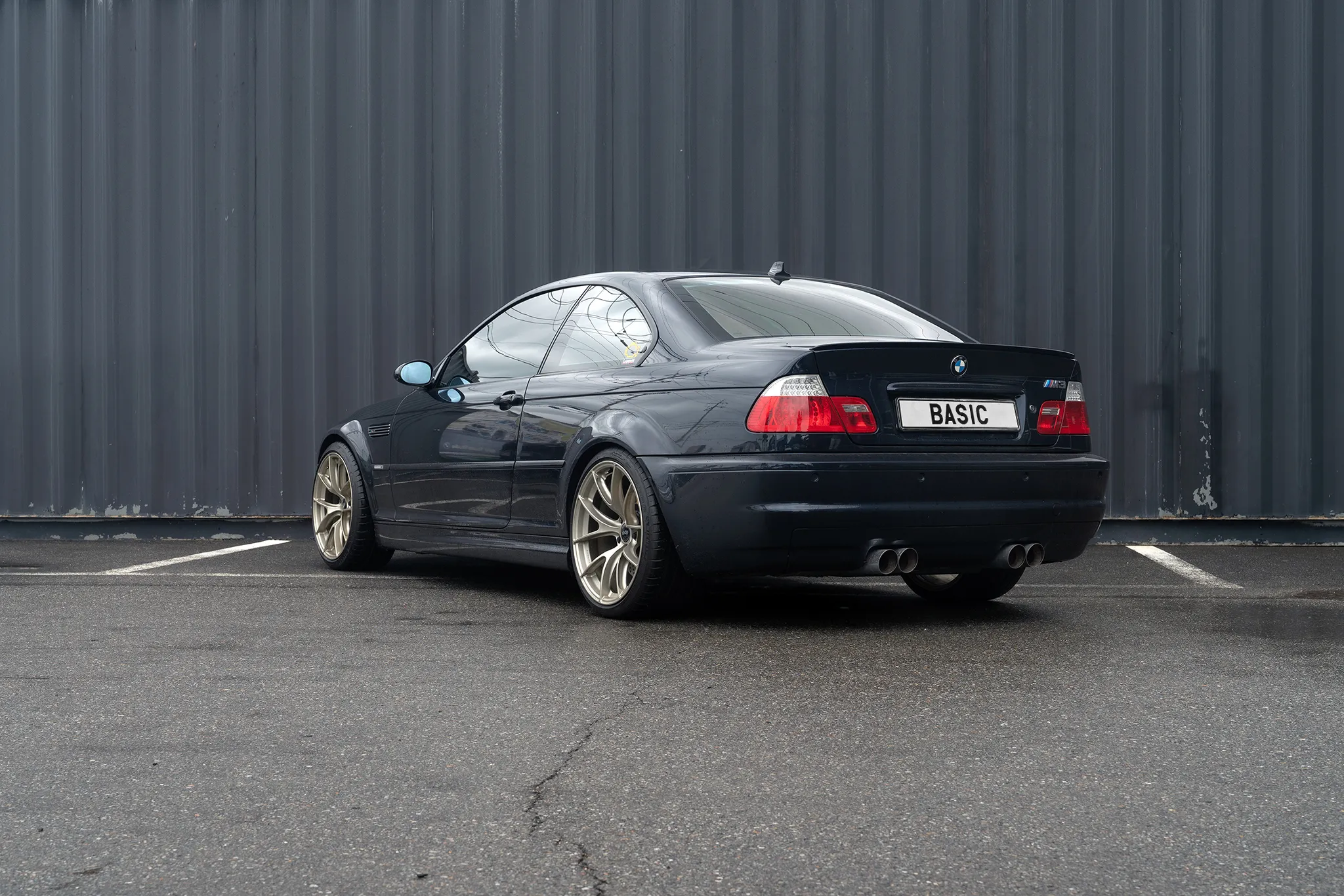 Black BMW E46 M3 with 19" VS-5RS Apex wheels in Motorsport Gold