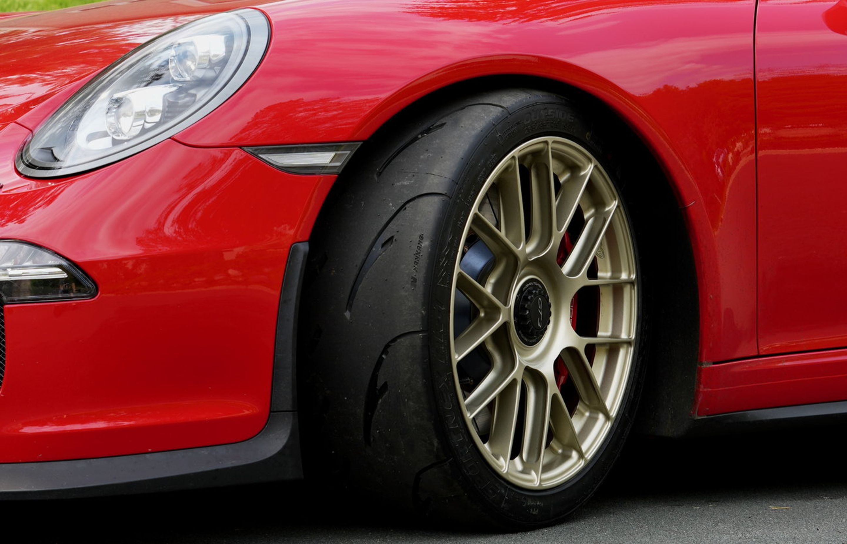 Red Porsche 911 991.1 GT3 with 19" EC-7RS Apex wheels in Motorsport Gold