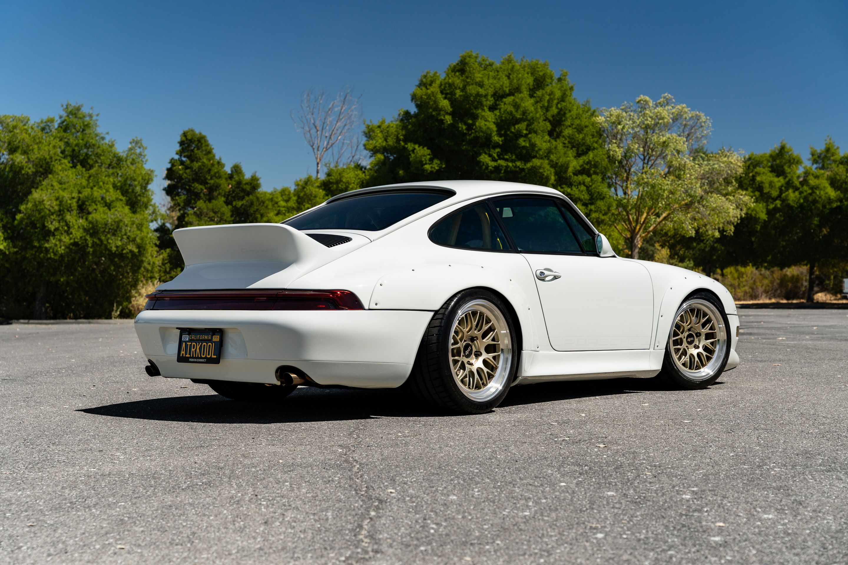 White Porsche 911 993 Carrera with 18" ML-10RT Apex wheels in Machined Lip Gloss Motorsport Gold