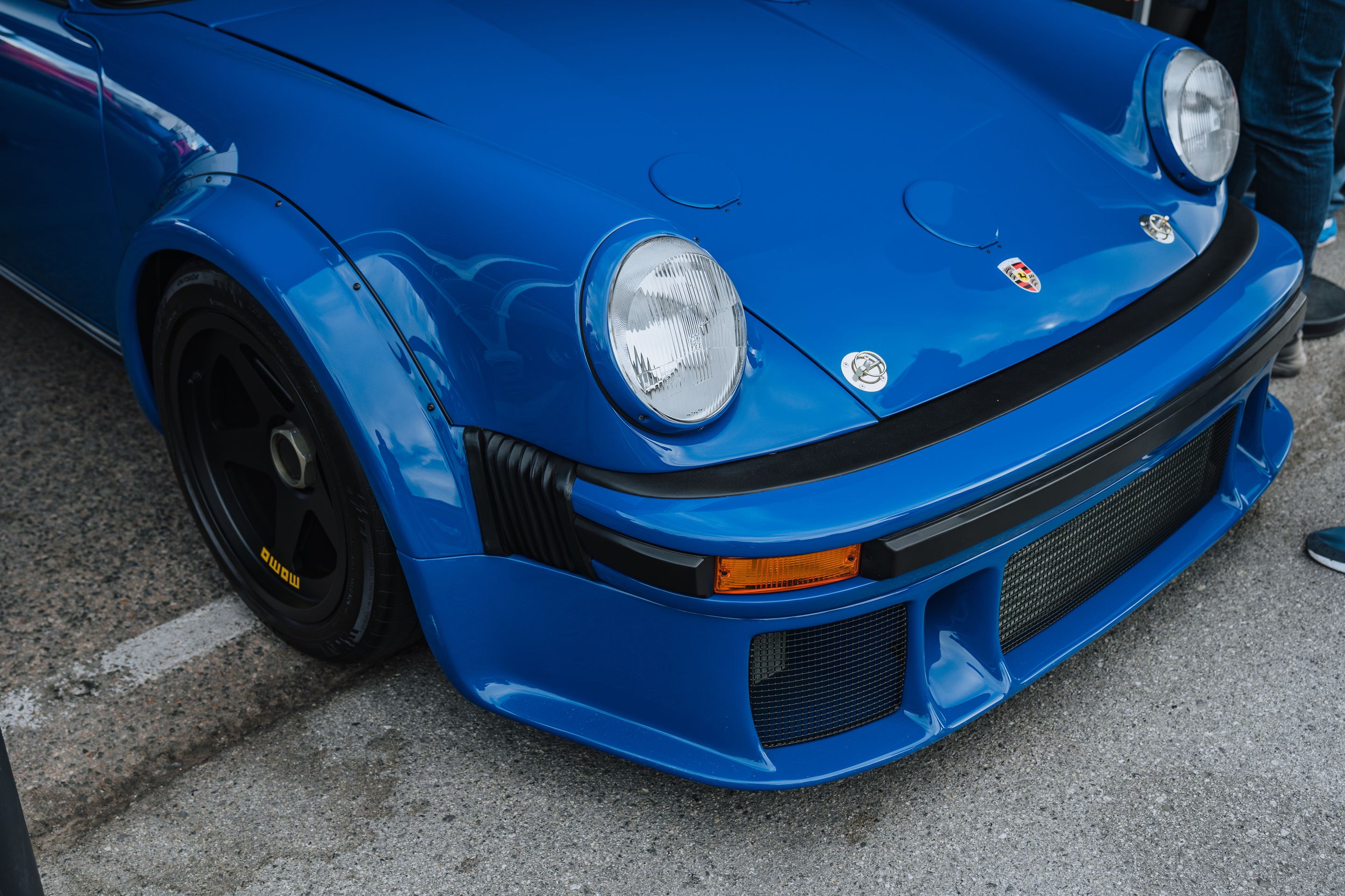 White Porsche 911 996 GT2 with 18" EC-7RS Apex wheels in Anthracite