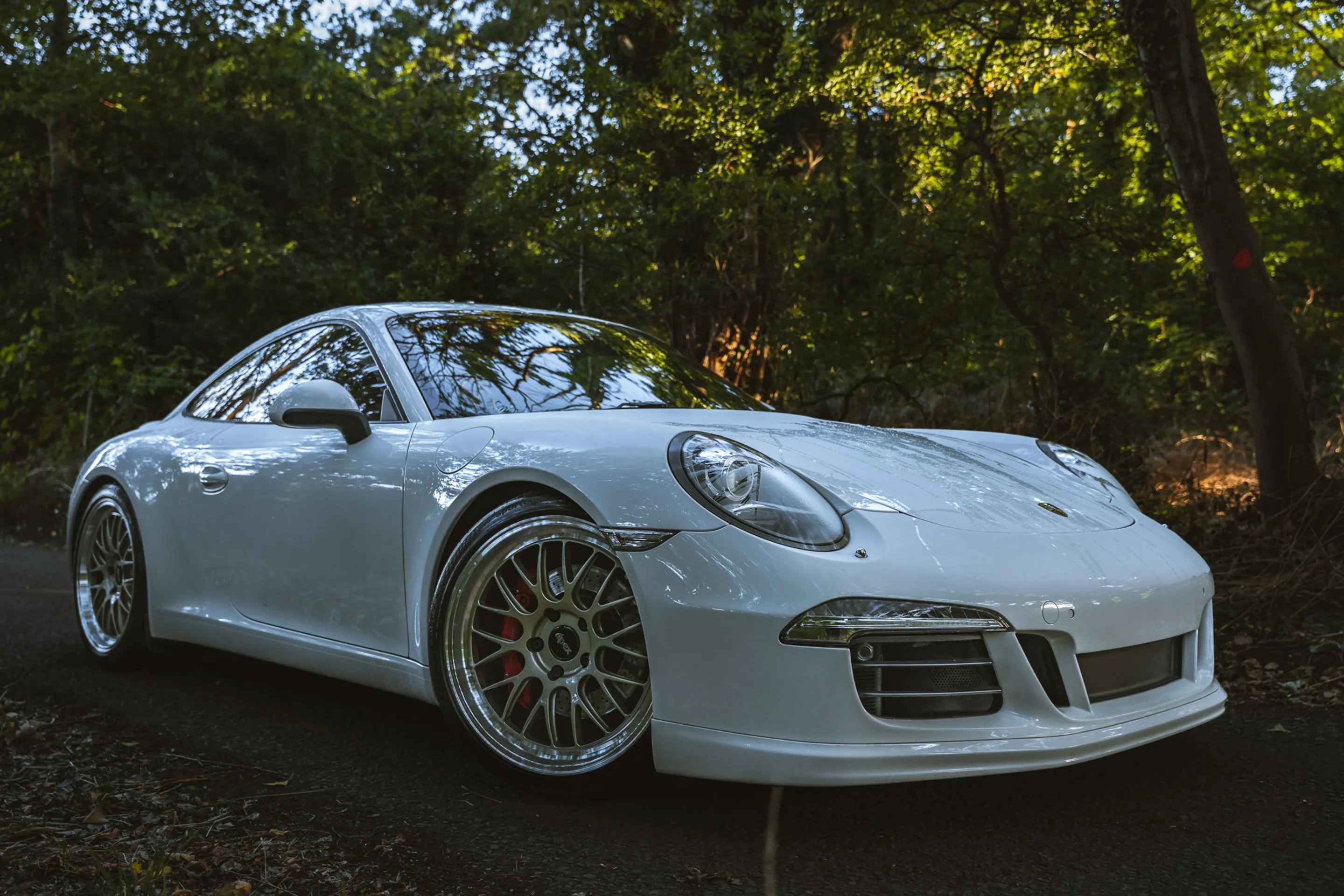 White Porsche 911 991.1 Carrera S with 20" ML-10RT Apex wheels in Machined Lip Gloss Motorsport Gold