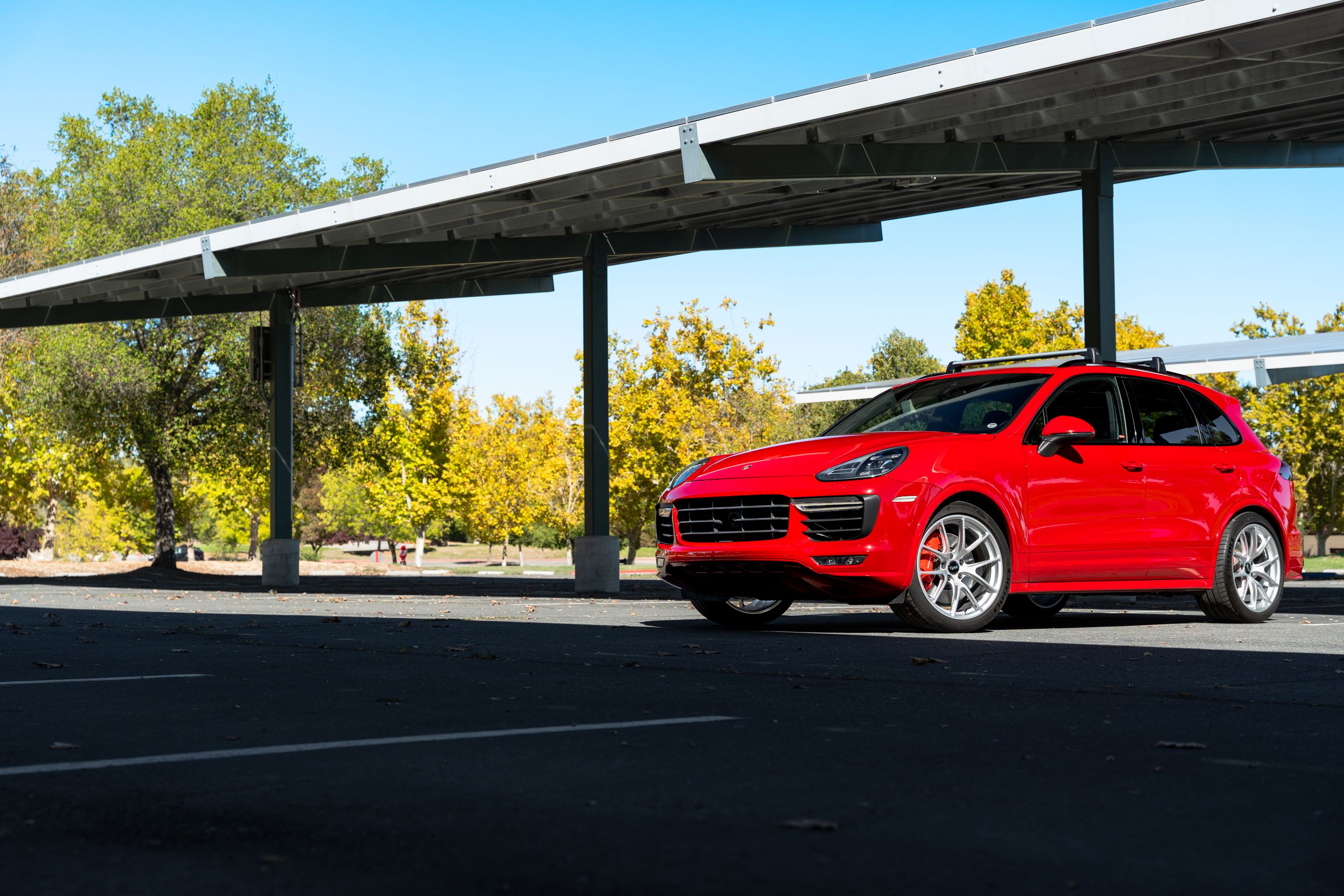 Red Porsche 958 Cayenne with 21" VS-5RX Apex wheels in Race Silver