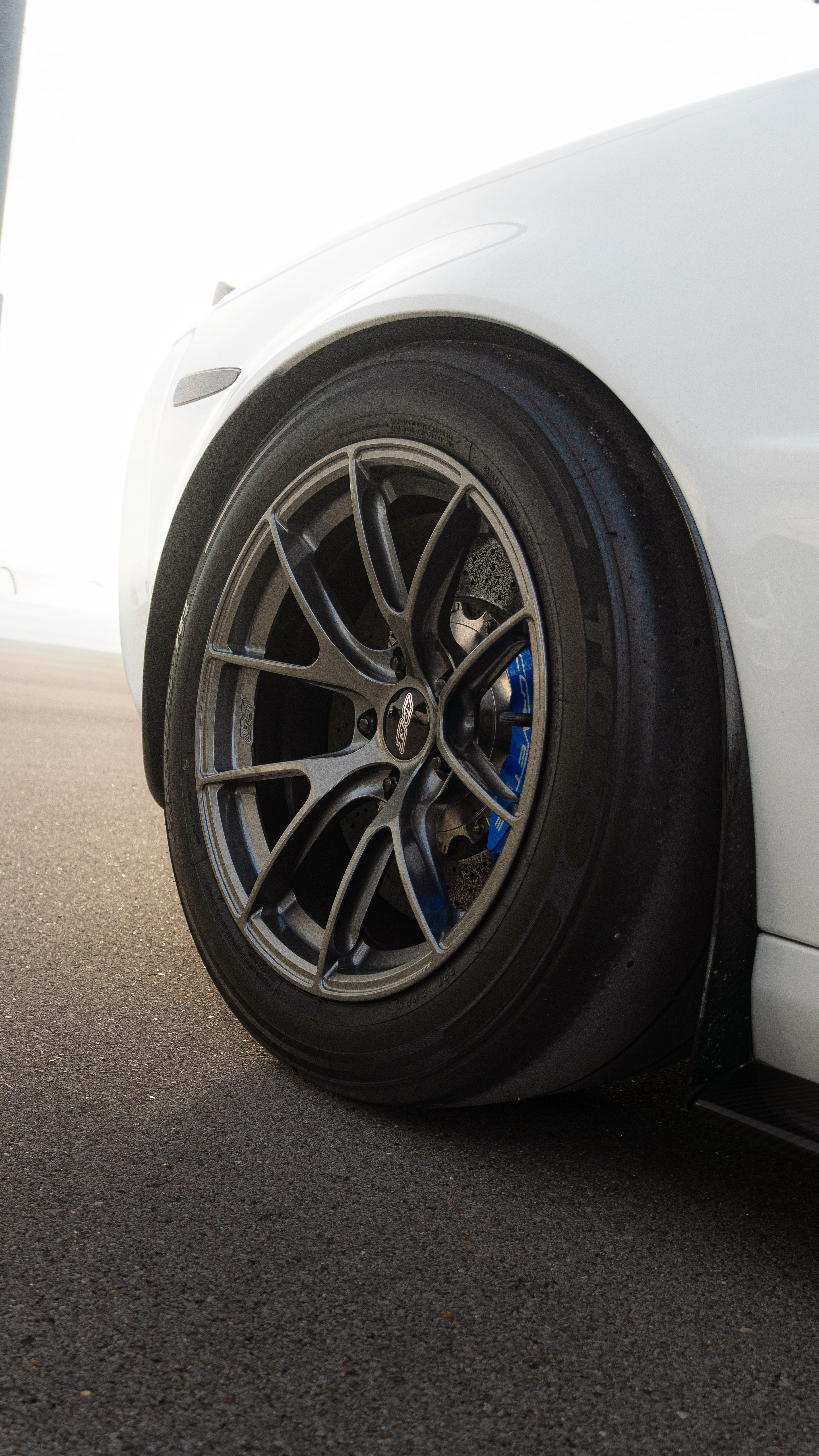 White Chevrolet C6 Corvette ZR-1 with 18" VS-5RS Apex wheels in Anthracite