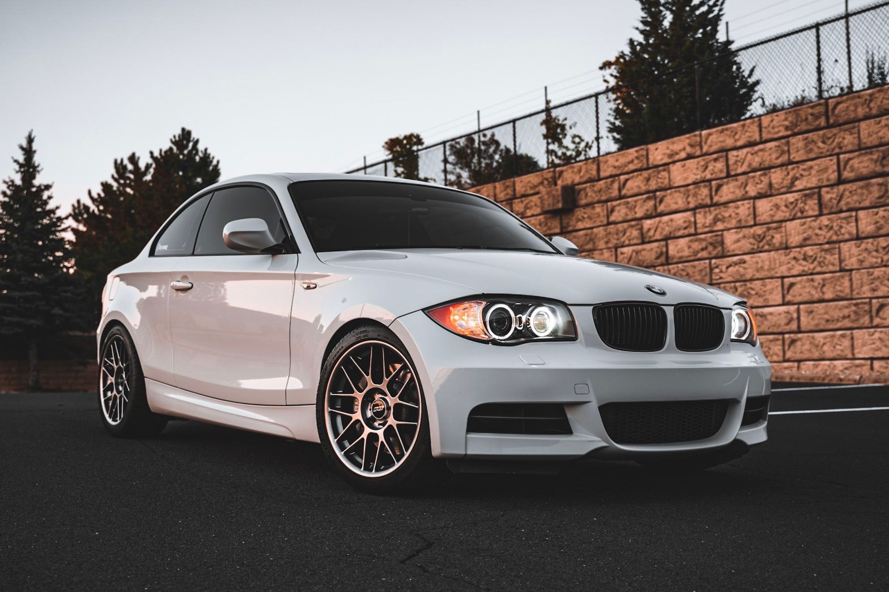 White BMW E82 Coupe 1 Series with 18" ARC-8 Apex wheels in Anthracite