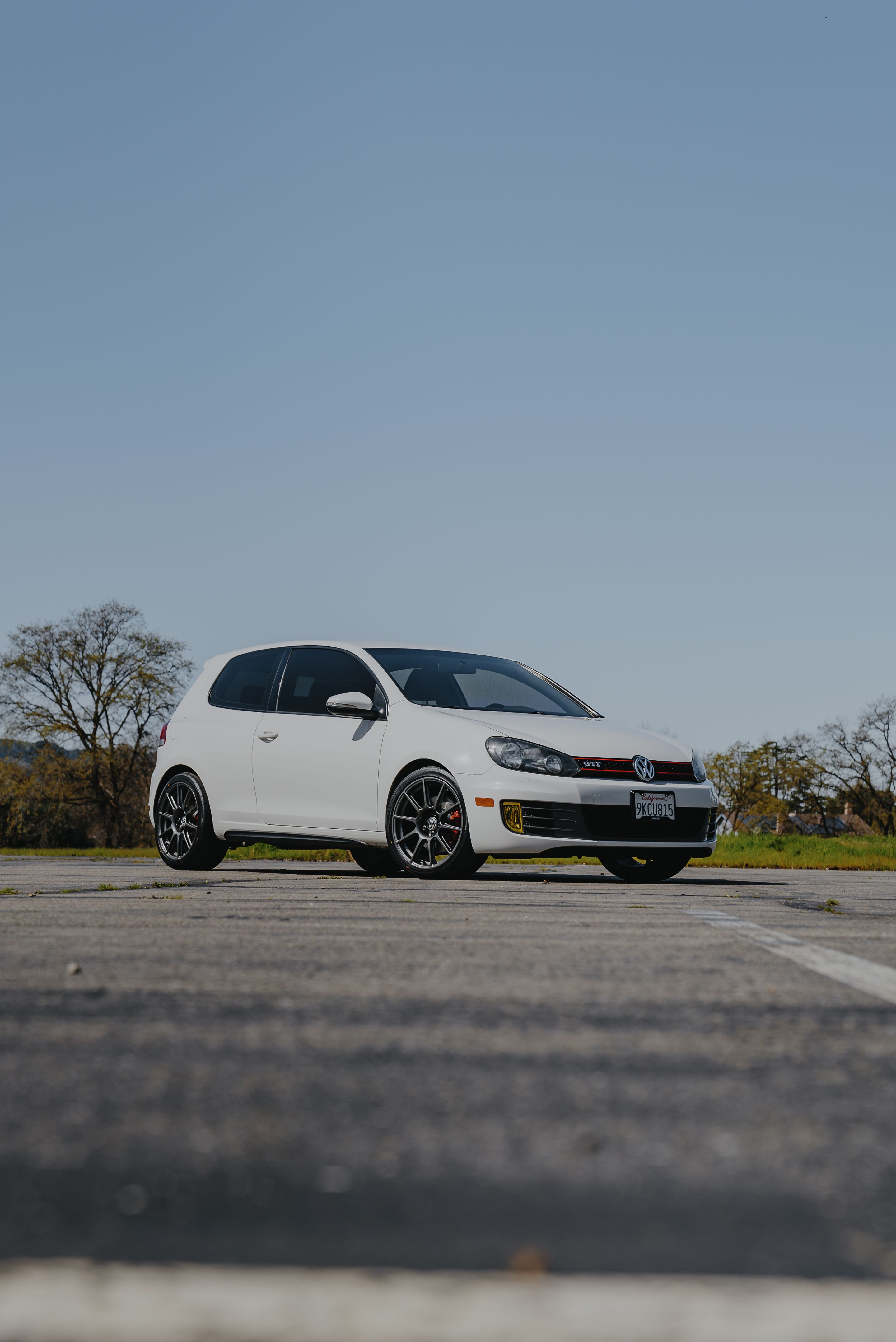 White VW MK6 GTI with 18" SM-10 Apex wheels in Anthracite