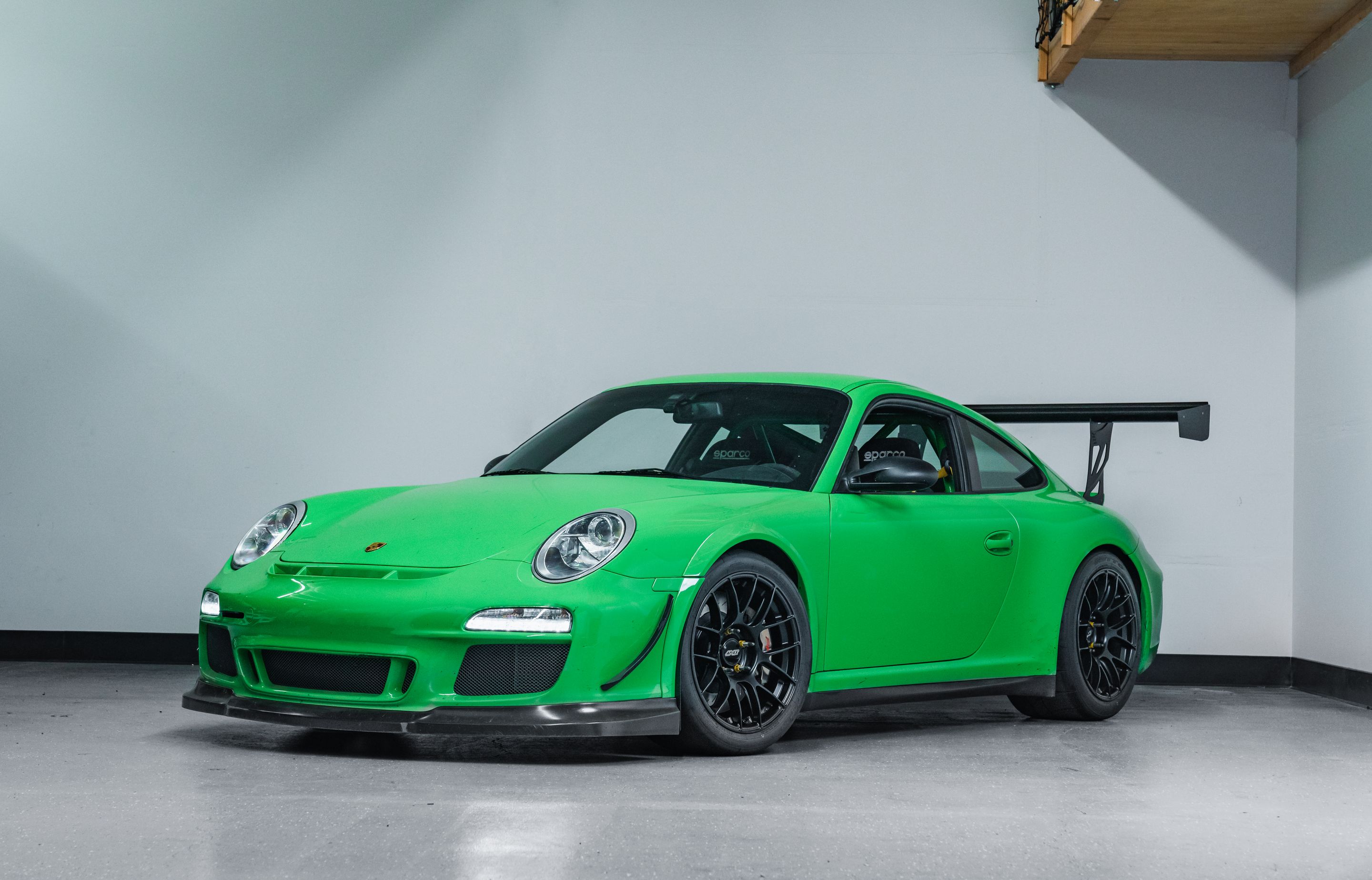 Green Porsche 911 997 GT3 RS with 18" EC-7RS Apex wheels in Satin Black