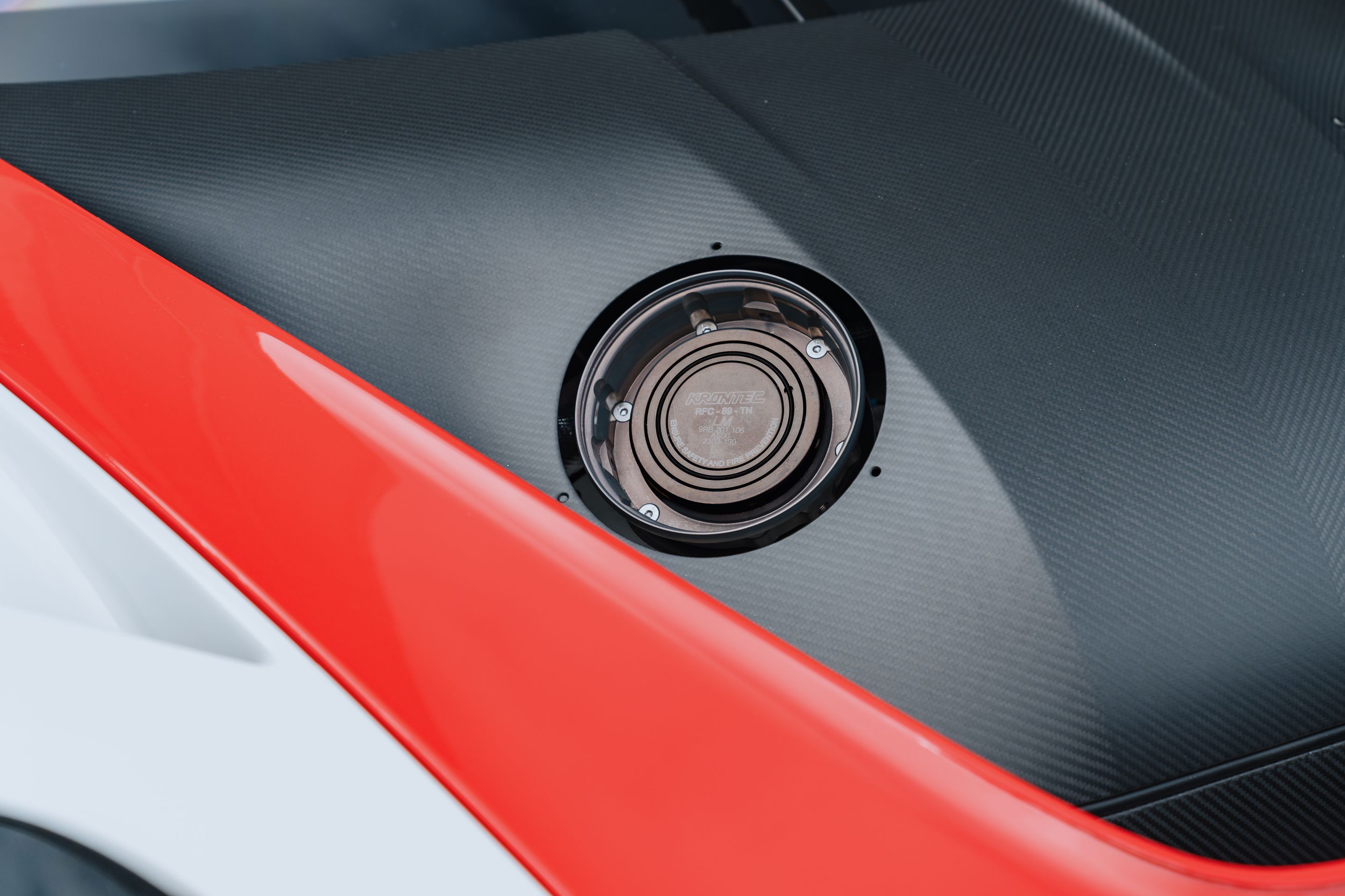 White Porsche 911 996 GT2 with 18" EC-7RS Apex wheels in Anthracite