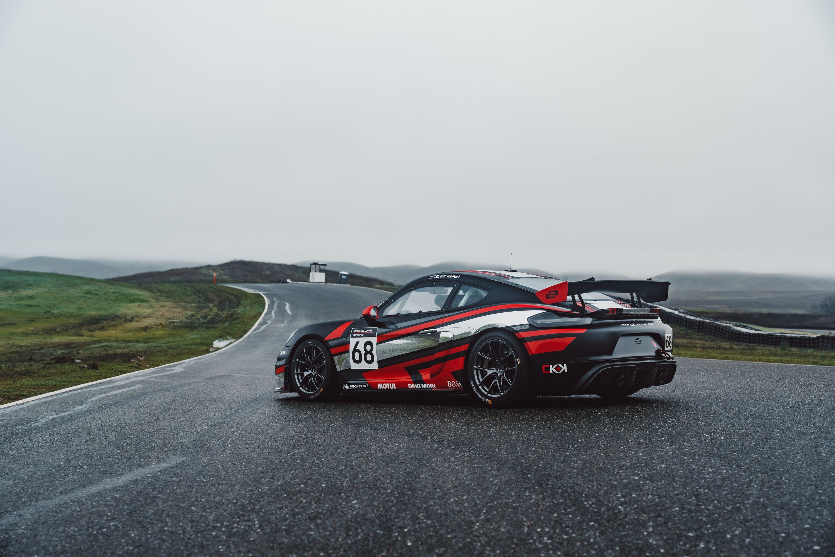 Black Porsche 718 Cayman GT4 Clubsport with 18" VS-5RE Apex wheels in Anthracite