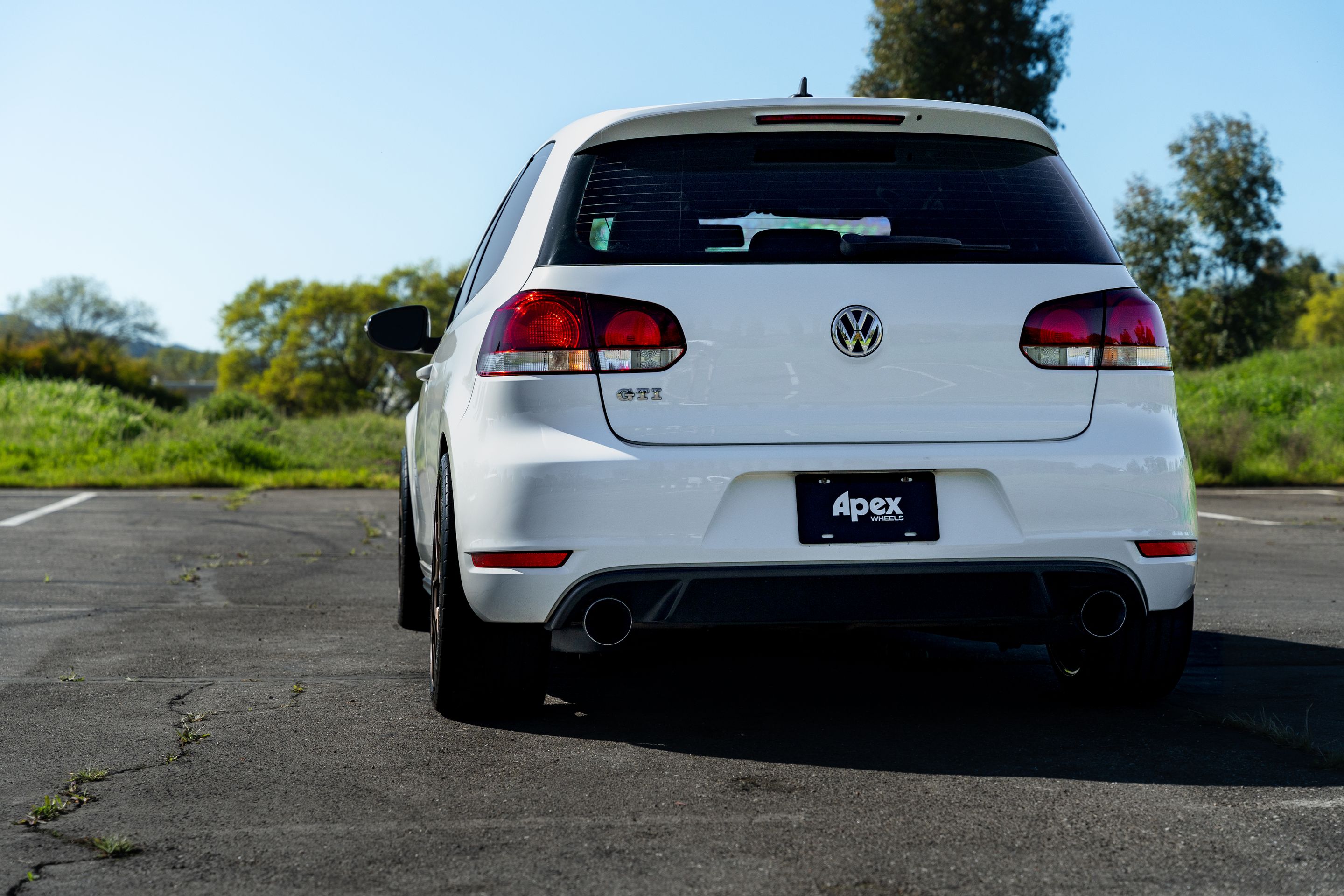 White VW MK6 GTI with 18" VS-5 Apex wheels in Satin Bronze