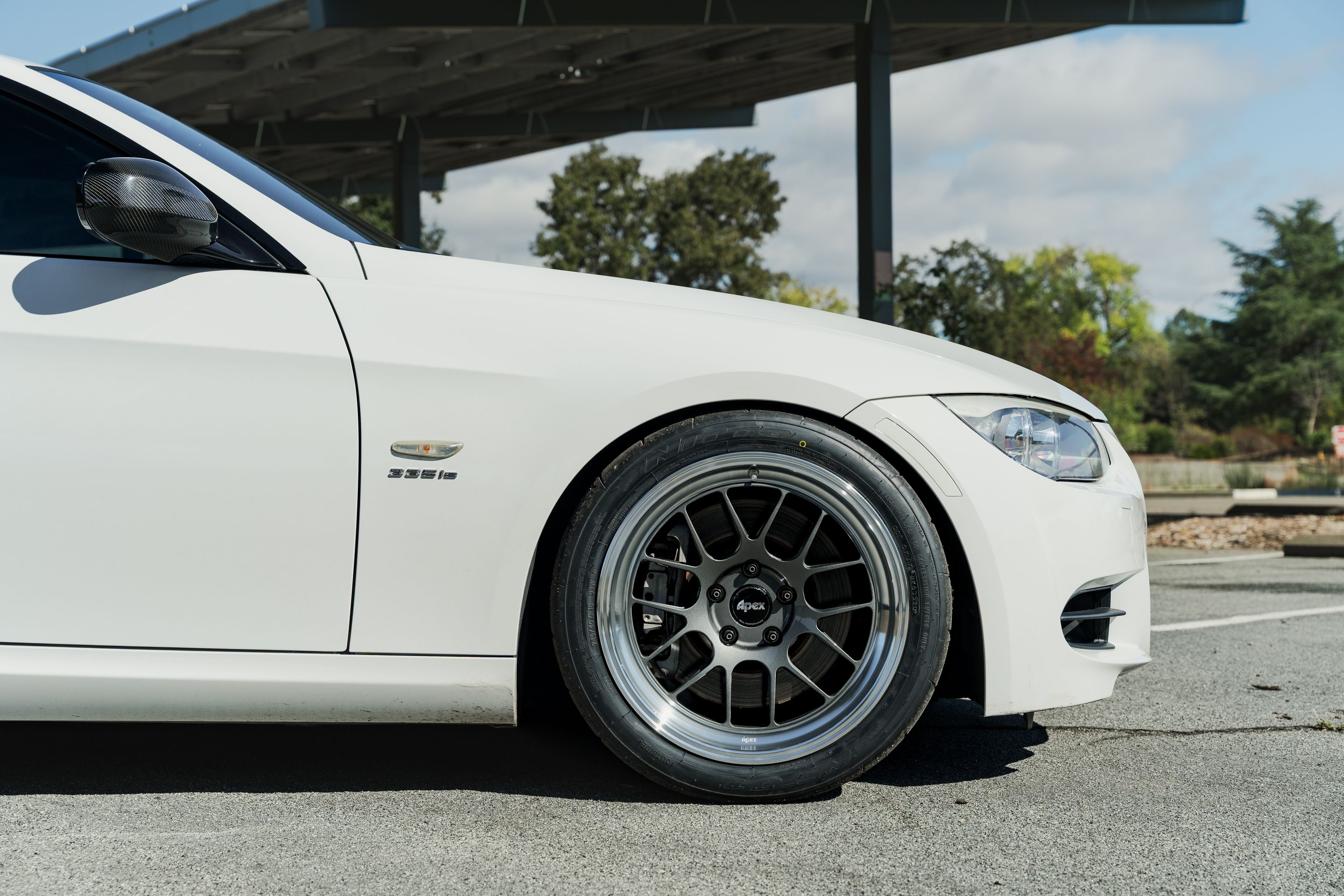 White BMW 3 Series with 18" ML-7RT Apex wheels in Machined Lip Anthracite