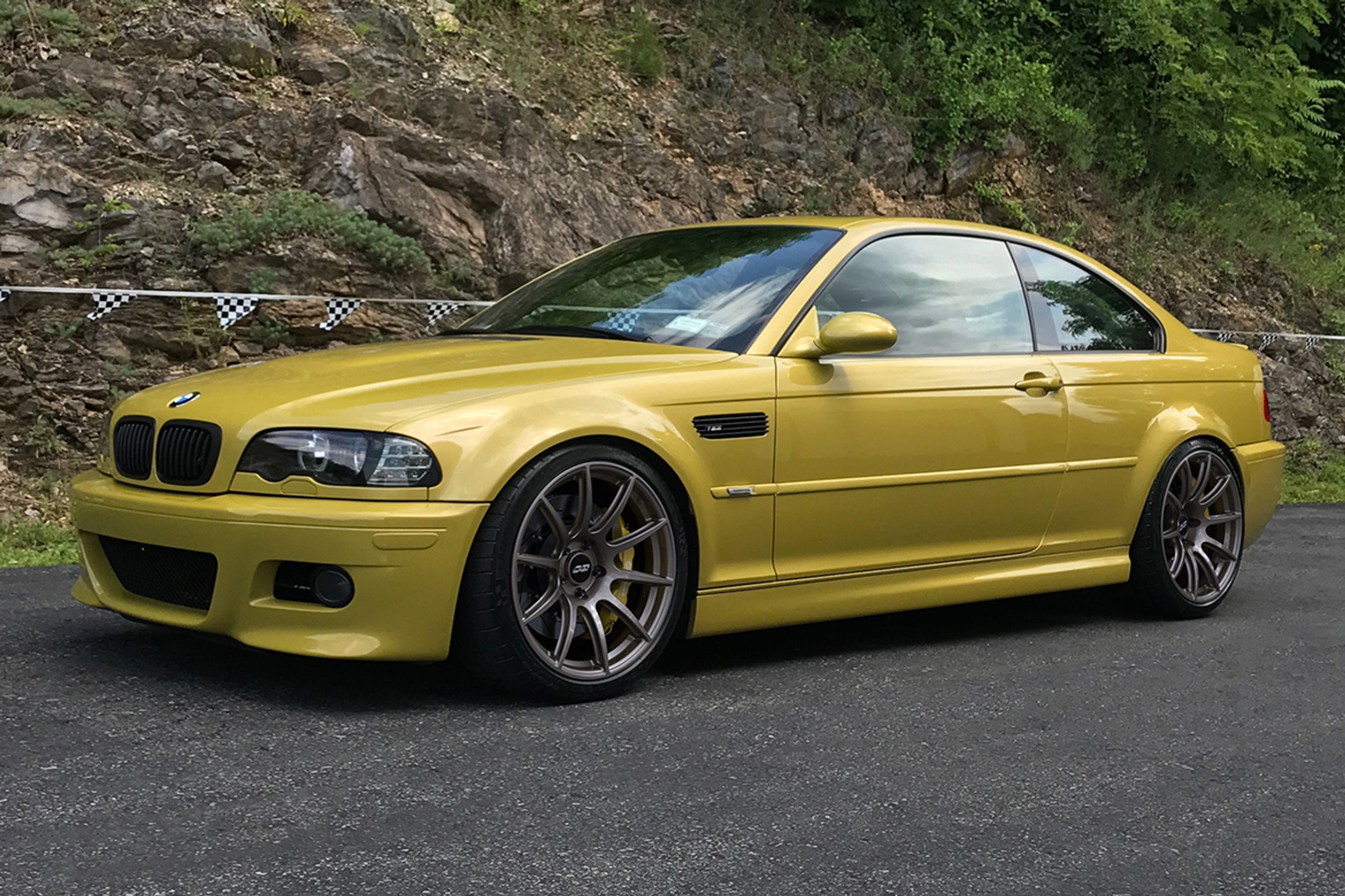 Yellow BMW E46 M3 with 19" SM-10 Apex wheels in Anthracite