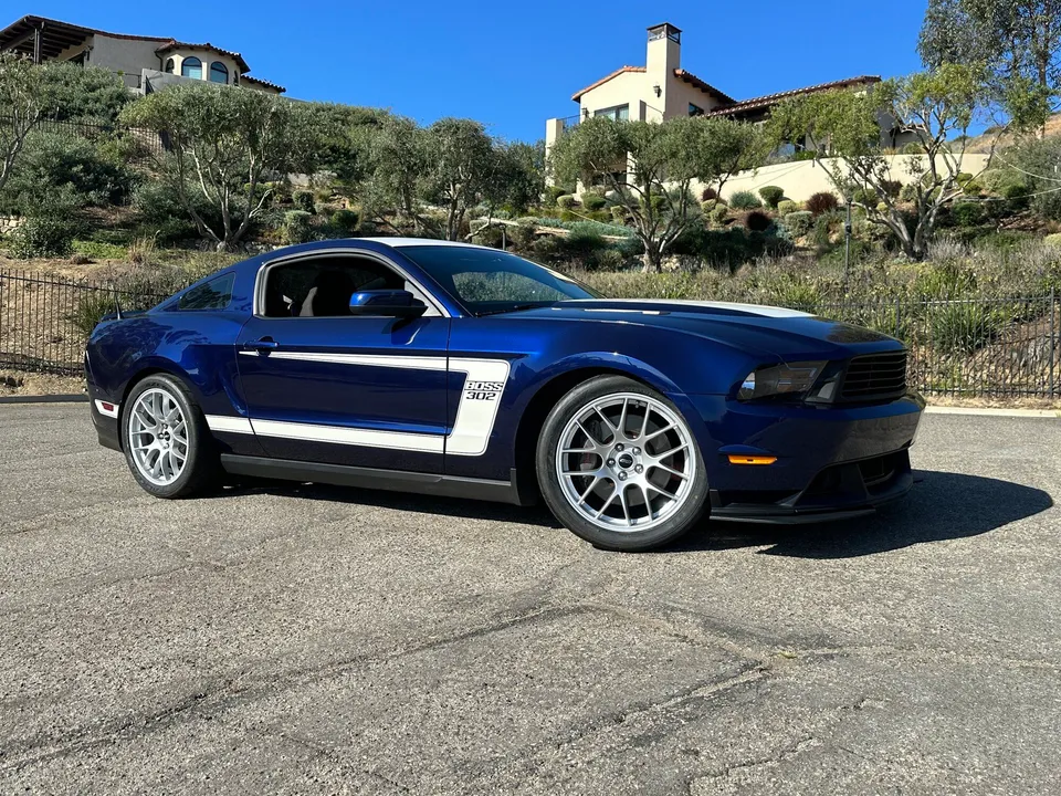 Ford S197 Mustang Boss 302 with 19