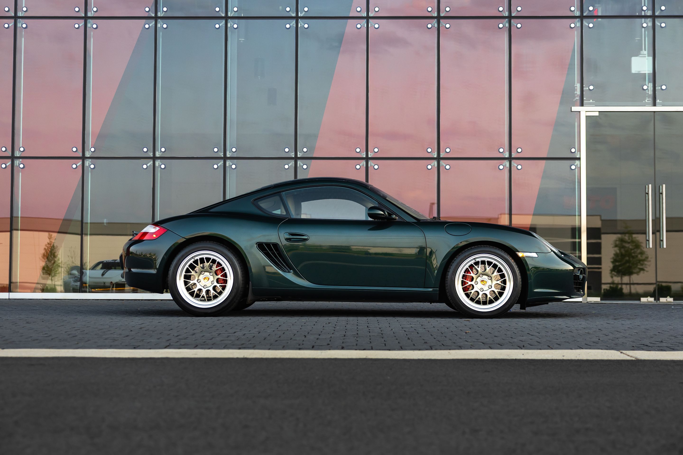 Green Porsche 987 Cayman S with 18" ML-10RT Apex wheels in Machined Lip Gloss Motorsport Gold