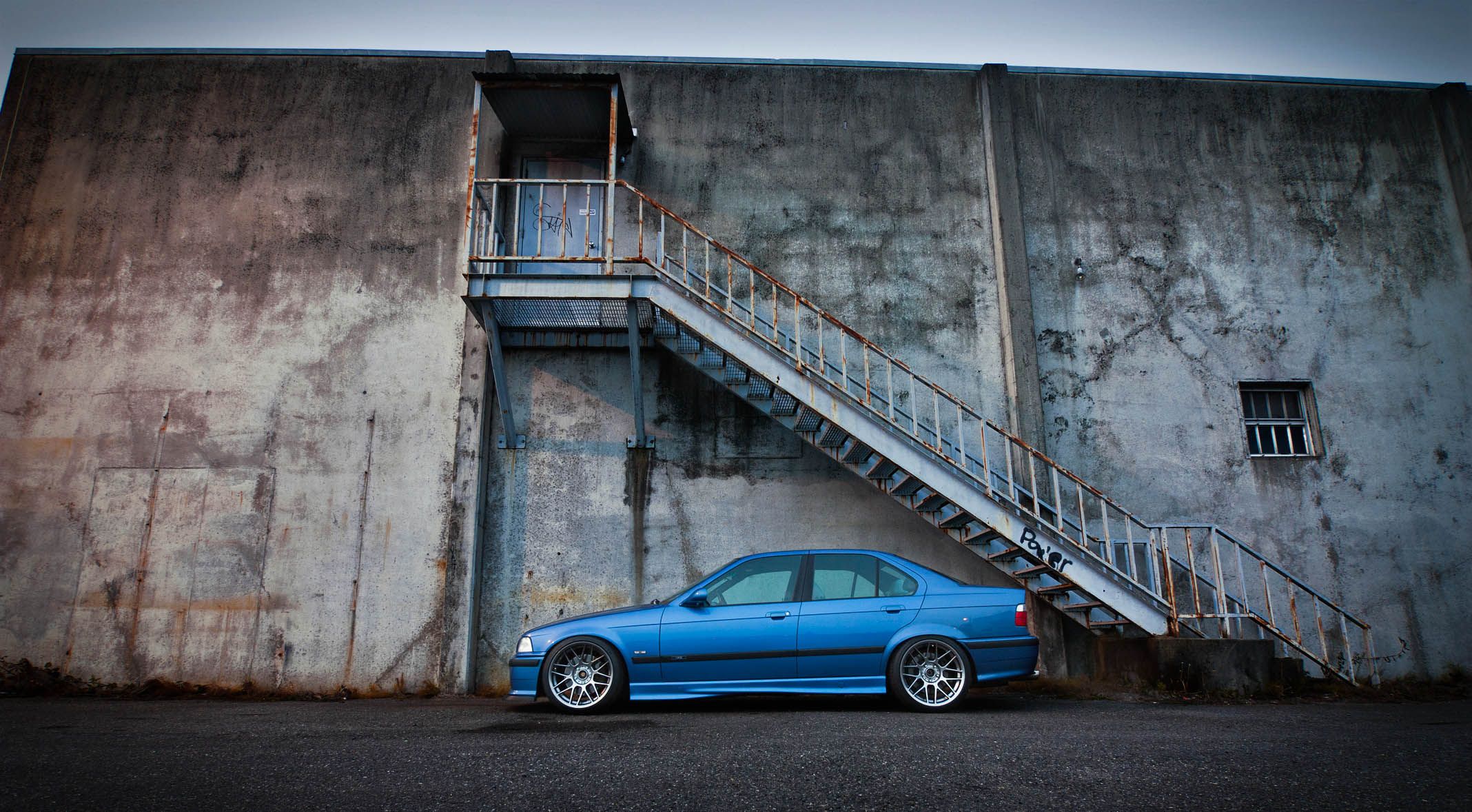 Blue BMW E36 M3 with 18" ARC-8 Apex wheels in Hyper Black