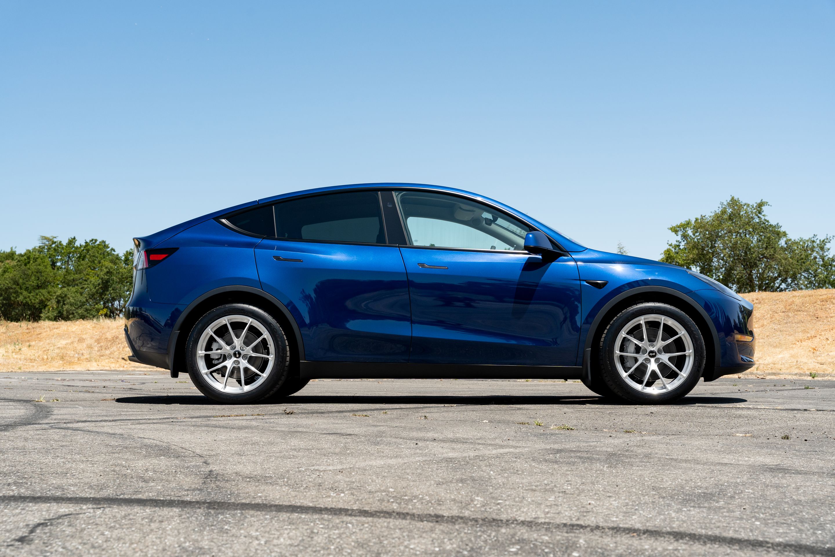 Blue Tesla Model Y RWD/AWD with 20" VS-5RX Apex wheels in Brushed Clear