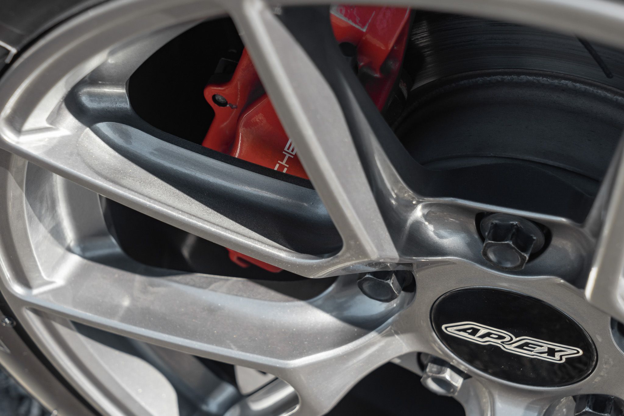 White Porsche 987 Cayman R with 18" VS-5RS Apex wheels in Anthracite