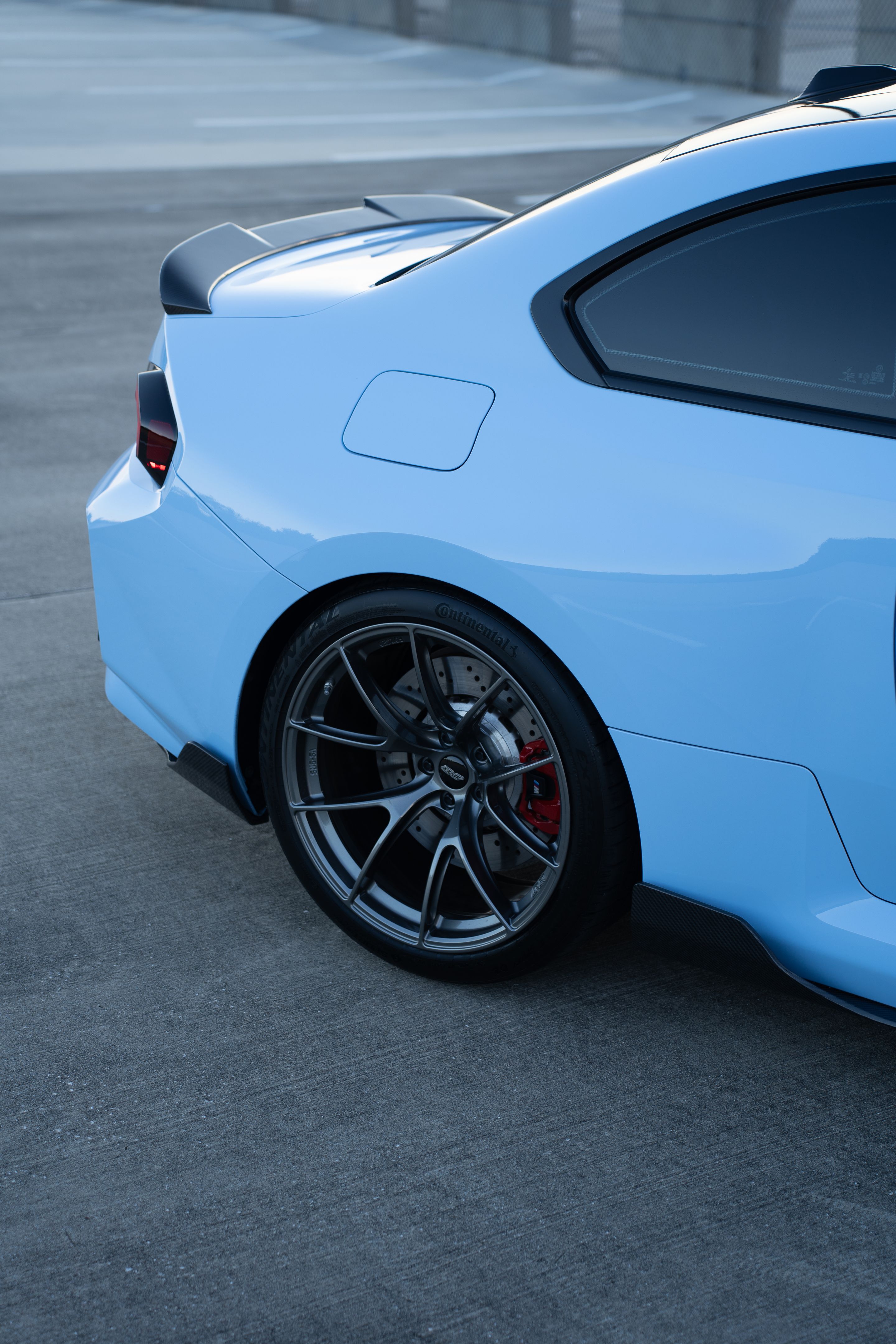 Blue BMW G87 M2 with 20" VS-5RS Apex wheels in Anthracite