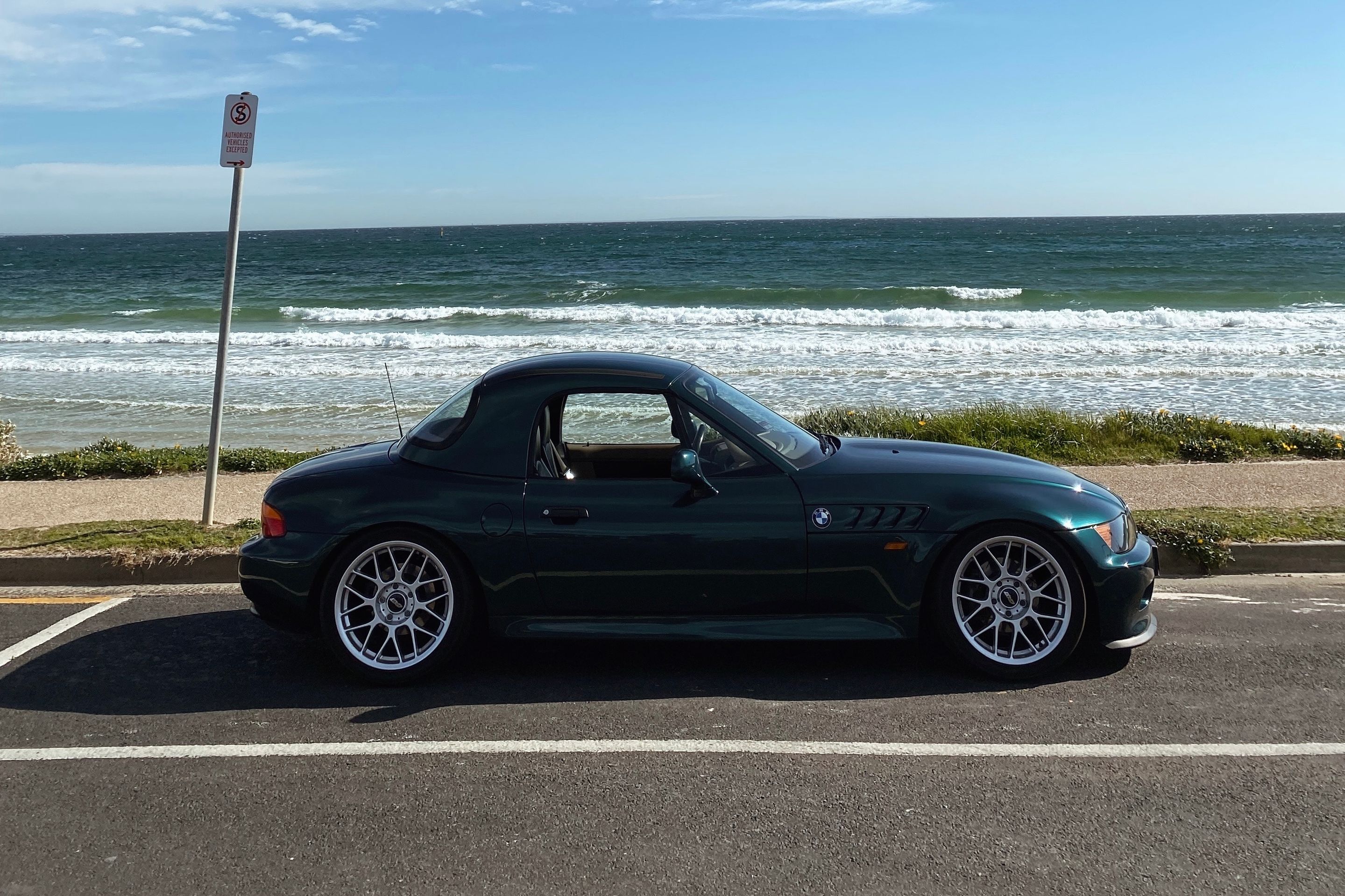 Green BMW E36/7 Roadster Z3 with 17" ARC-8 Apex wheels in Hyper Silver