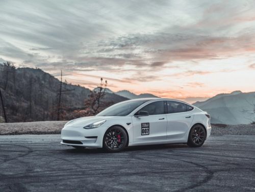 White Tesla Model 3 - SM-10 in Satin Black