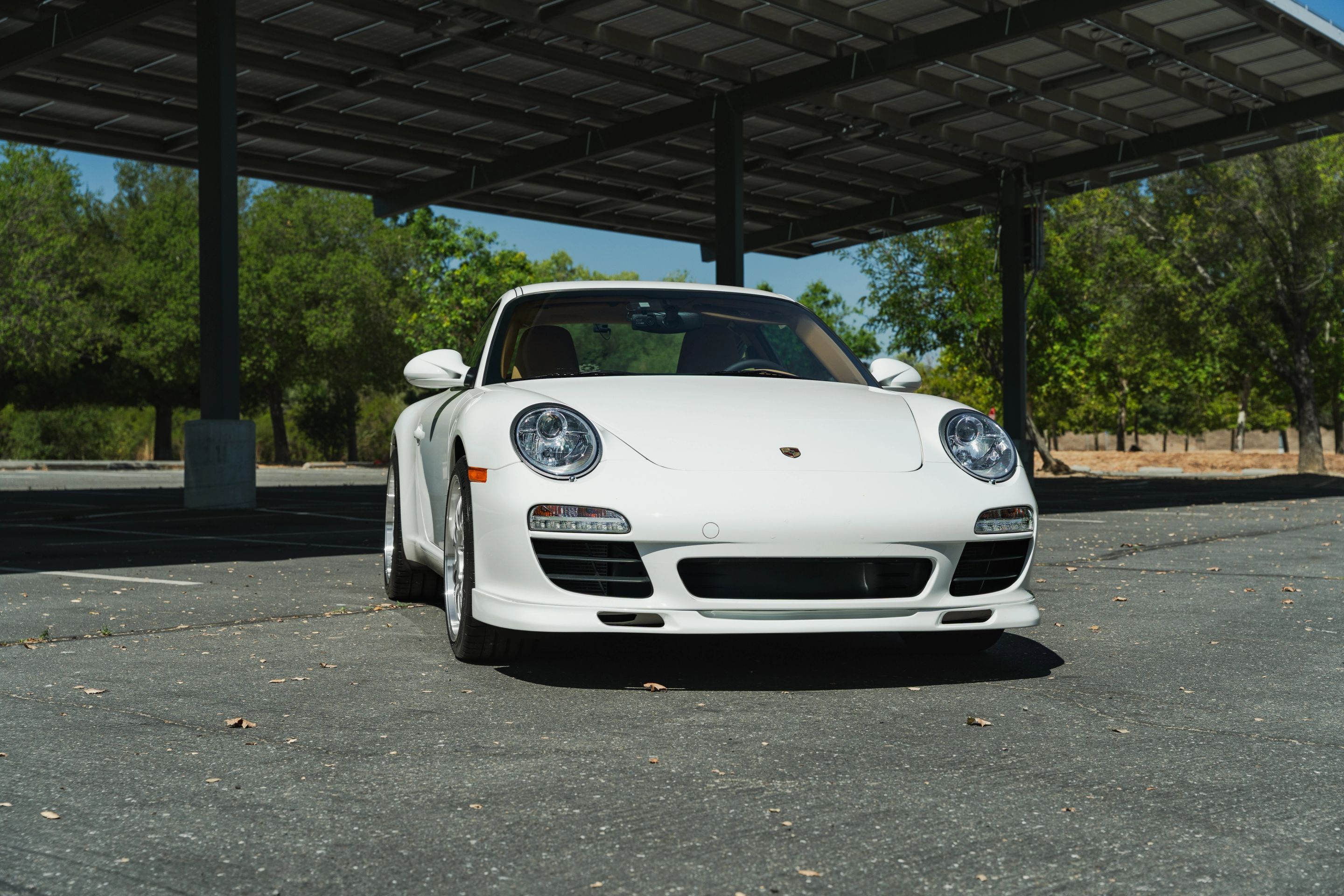 White Porsche 911 997 Carrera with 19" ML-10RT Apex wheels in Machined Lip Race Silver
