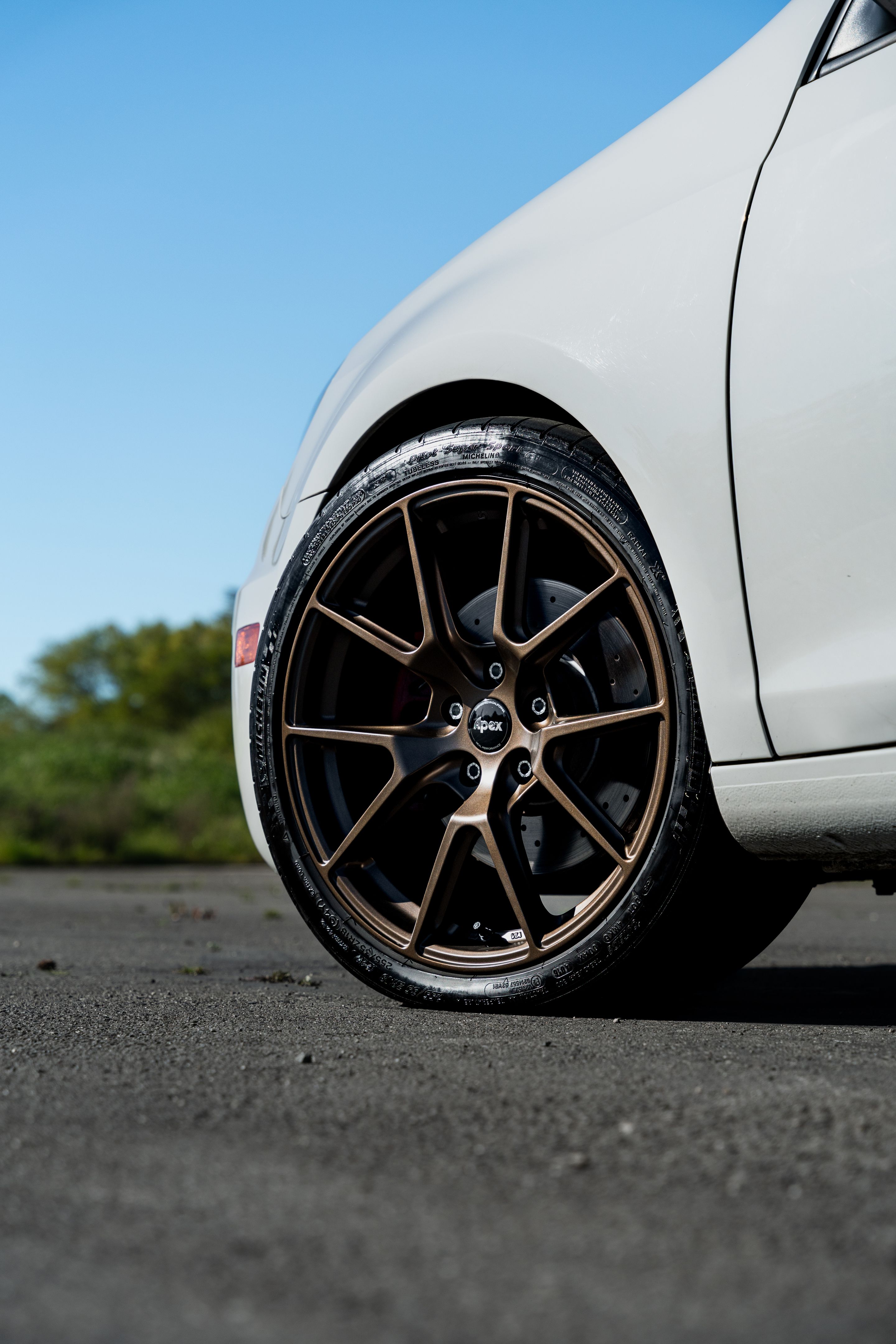White VW MK6 GTI with 18" VS-5 Apex wheels in Satin Bronze