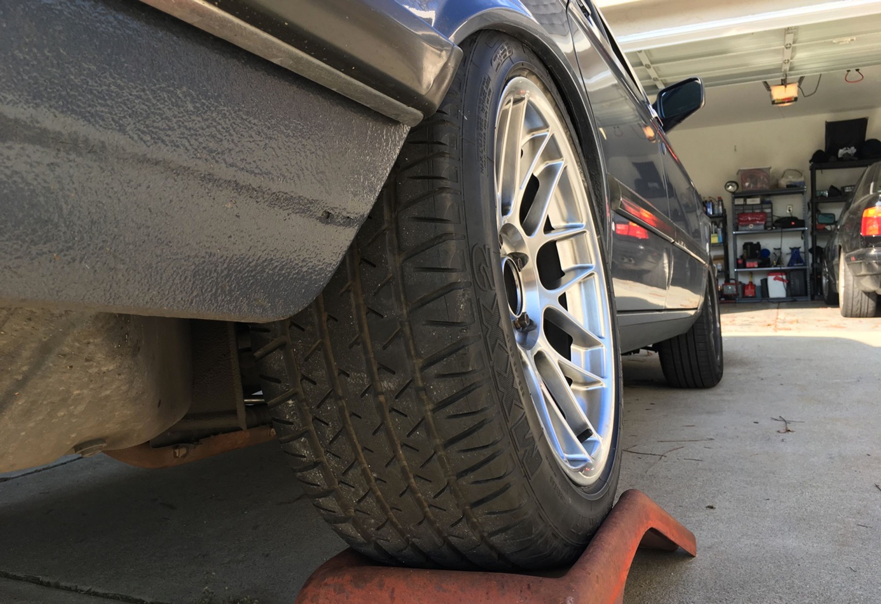 Grey BMW E39 5 Series with 17" ARC-8 Apex wheels in Hyper Silver
