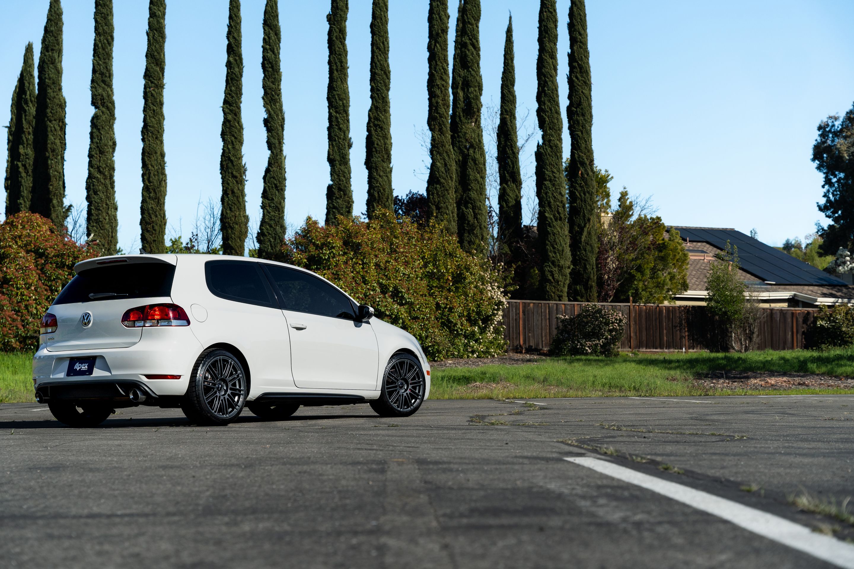 White VW MK6 GTI with 18" TC-10RT Apex wheels in Anthracite