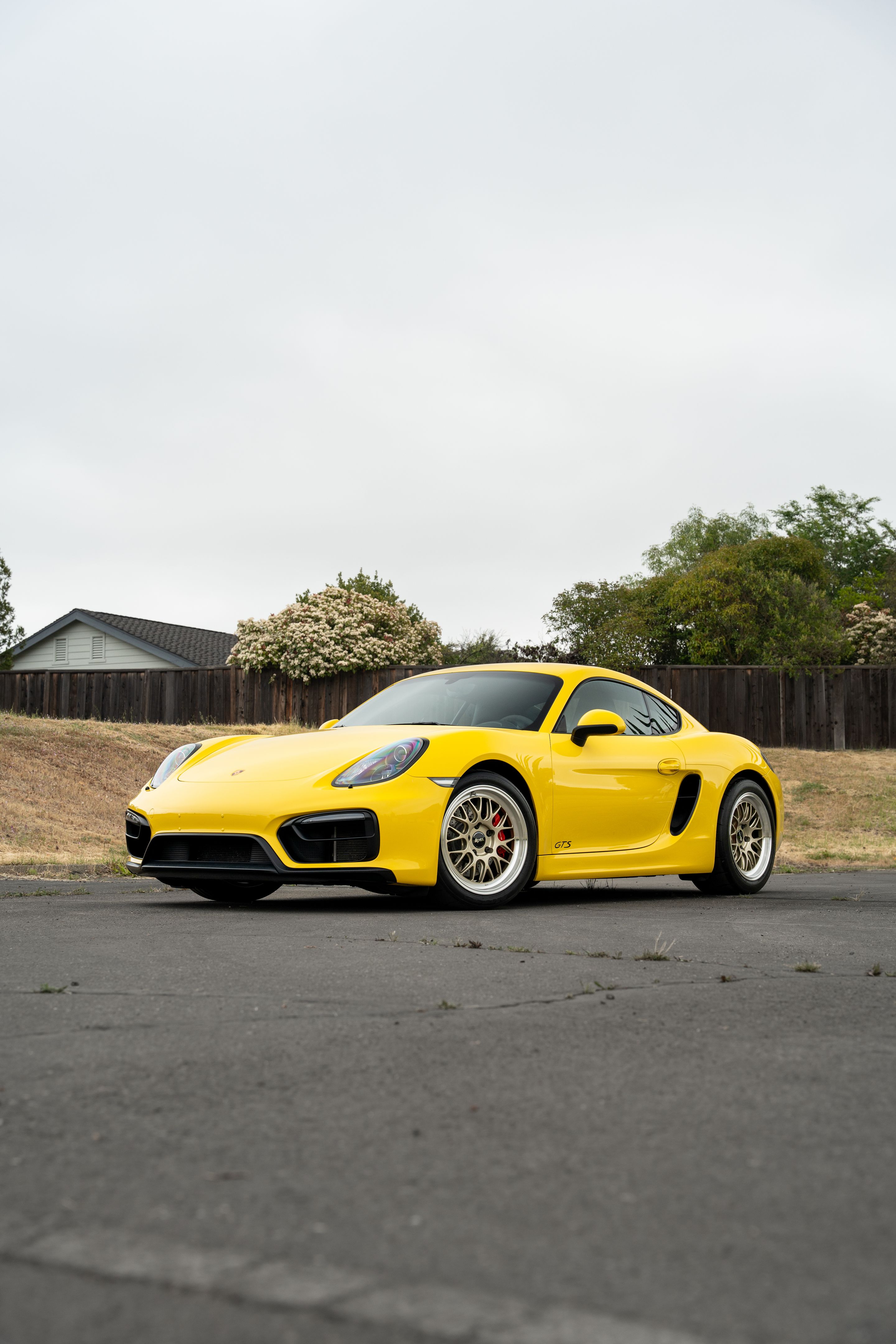 Yellow Porsche 981 Cayman GTS with 18" ML-10RT Apex wheels in Machined Lip Gloss Motorsport Gold