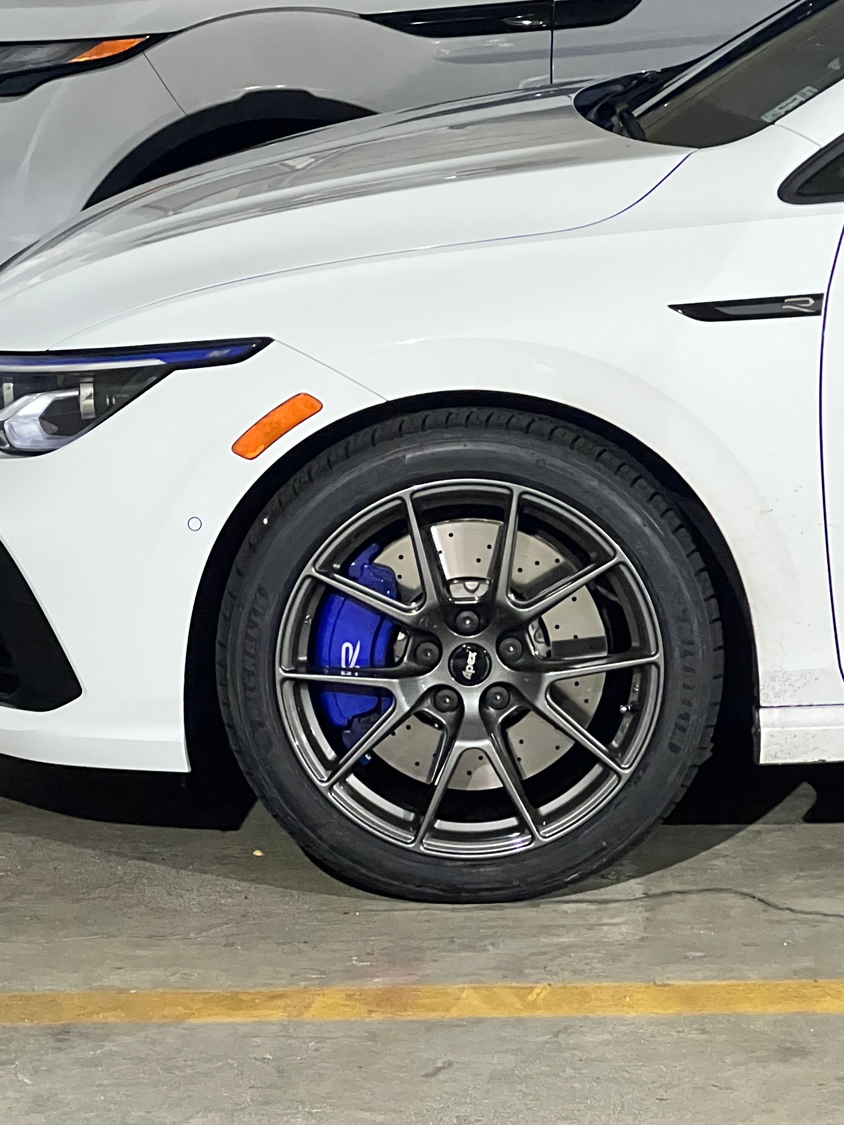 White VW MK8 Golf R with 18" VS-5 Apex wheels in Anthracite