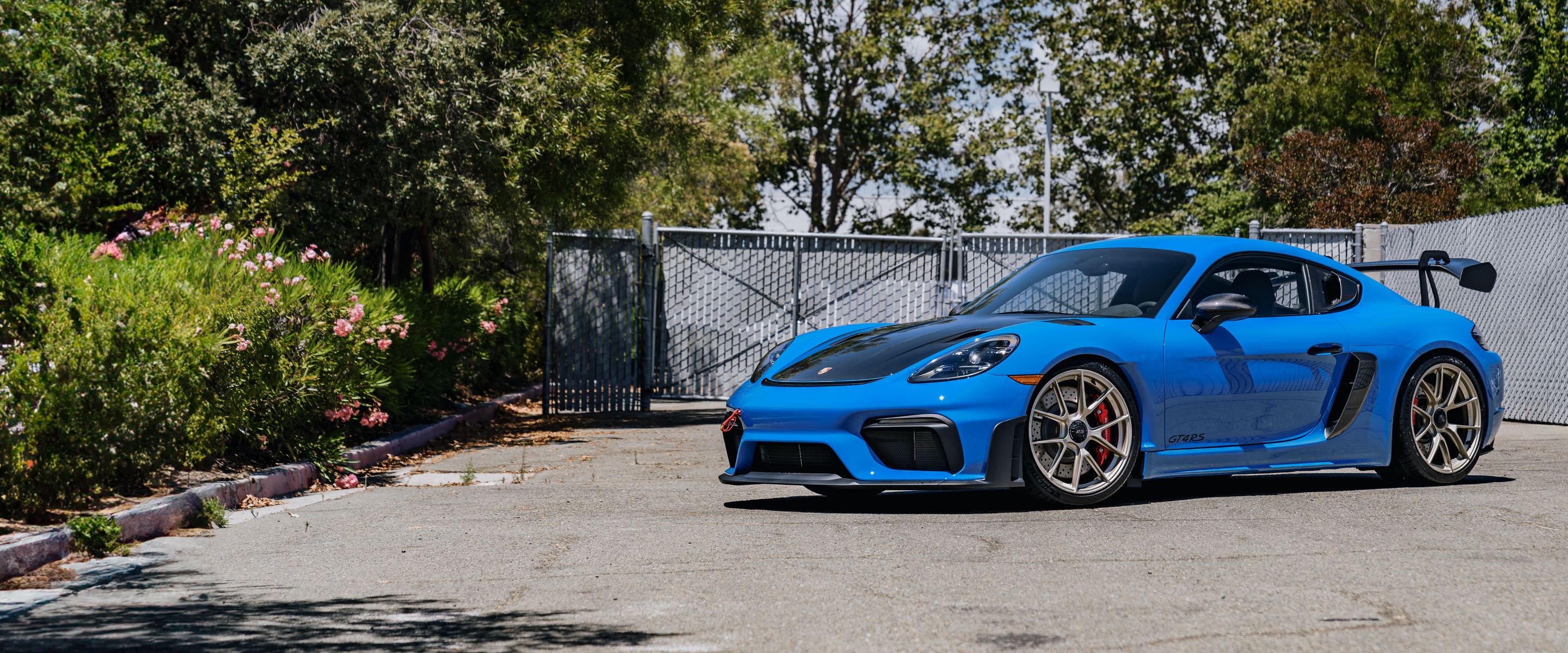 Blue Porsche 718 Cayman GT4 RS with 20" VS-5RS Apex wheels in Motorsport Gold