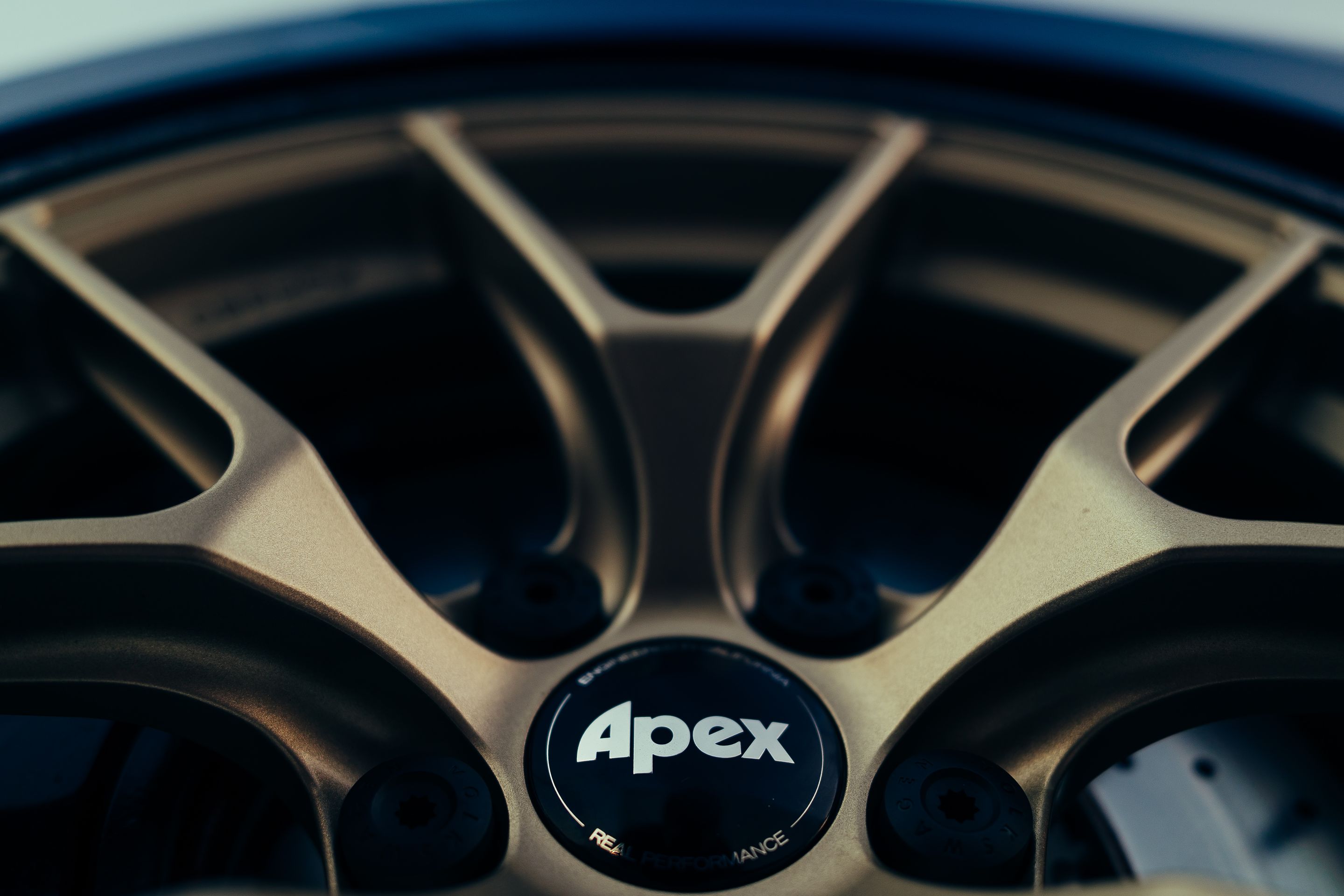 Blue VW MK8 Golf R with 18" VS-5RS Apex wheels in Motorsport Gold