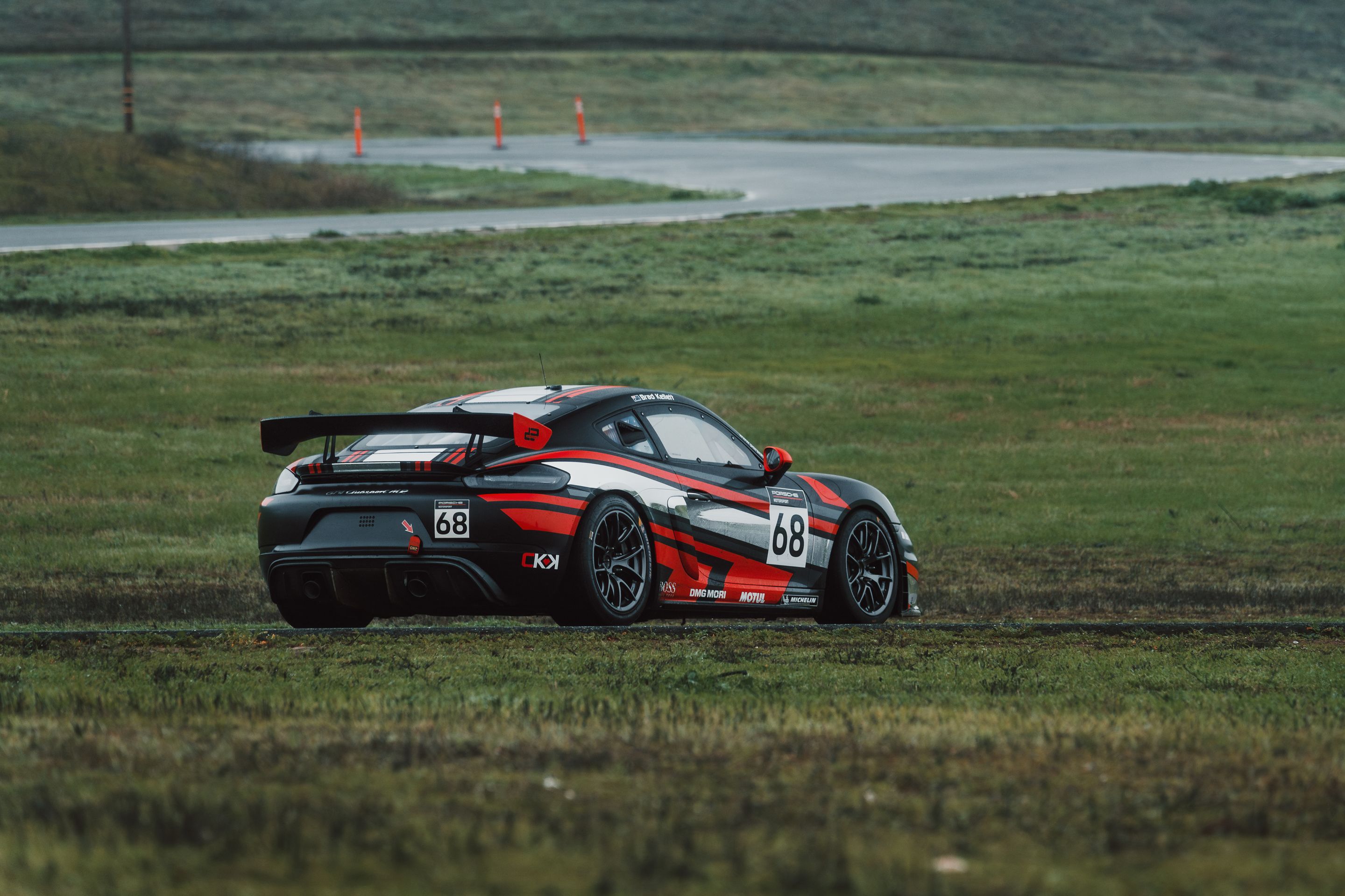 Black Porsche 718 Cayman GT4 Clubsport with 18" VS-5RE Apex wheels in Anthracite